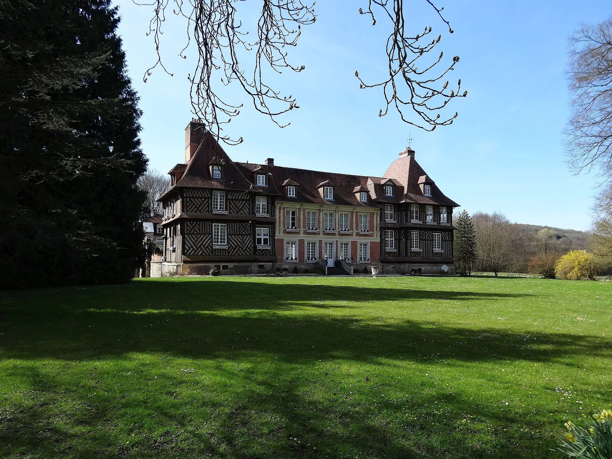 Photo showing: This building is indexed in the base Mérimée, a database of architectural heritage maintained by the French Ministry of Culture, under the reference PA00111119 .