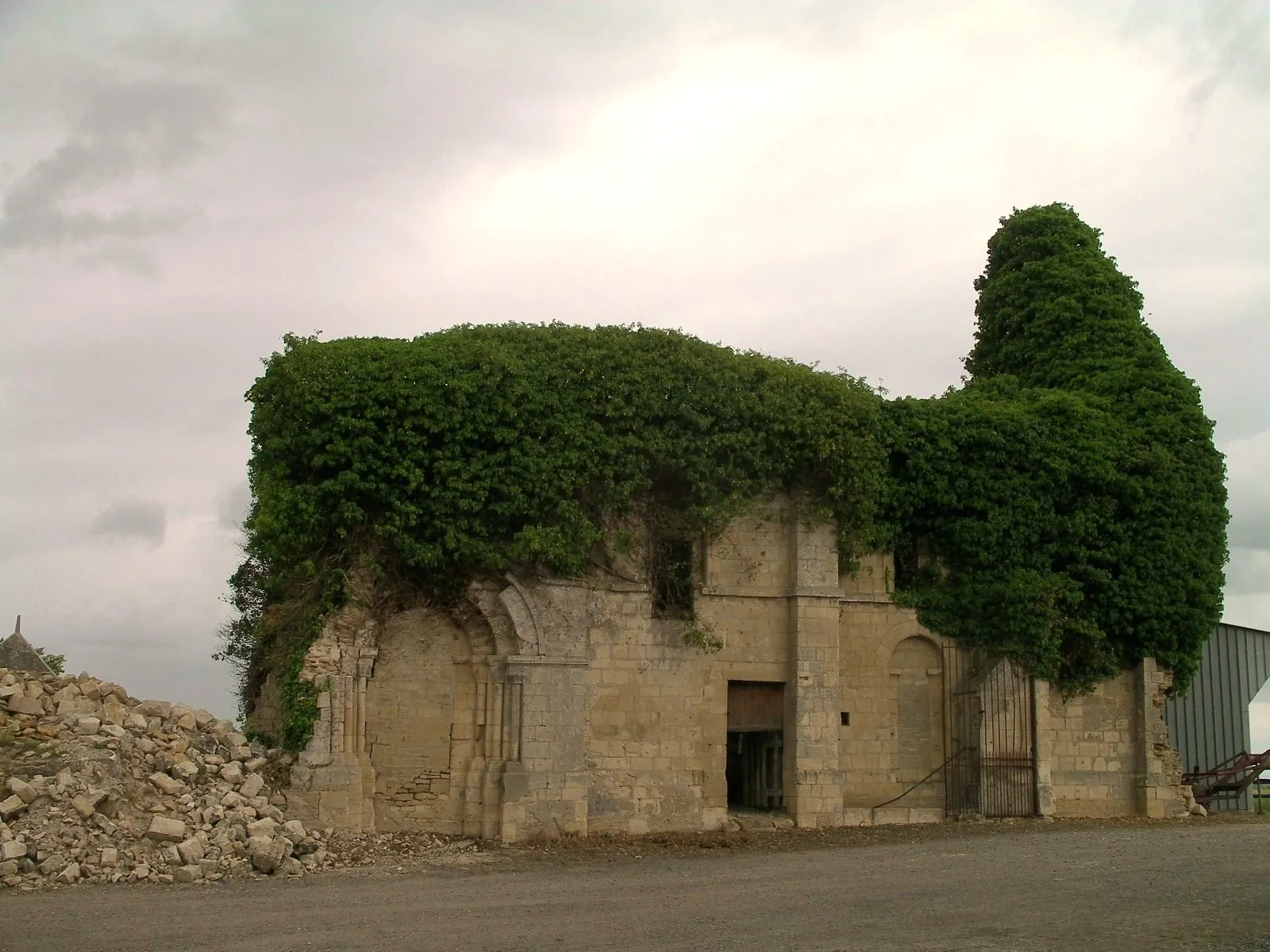 Photo showing: Ancien prieuré Notre-Dame-des-Moutiers (11 et 12 ème siècle) à Cagny (Calvados)