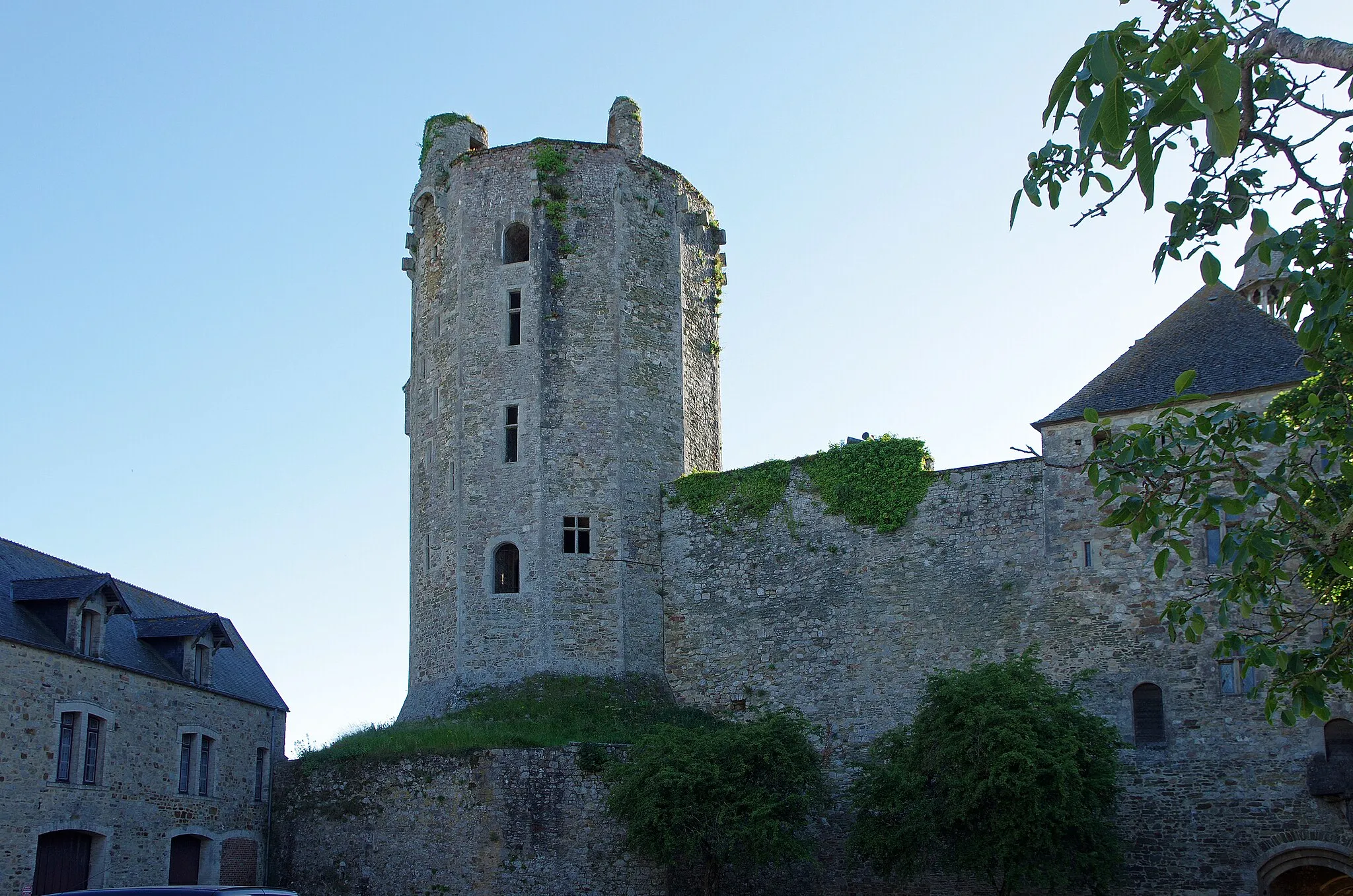 Photo showing: Bricquebec-en-Cotentin (Manche).
Le château médiéval de Bricquebec.
Vue interne.

Le donjon sur sa motte médiévale. Sur la droite une partie de la "tour de l'horloge", ou se trouvait un pont-levis et qui servait d'entrée principale. A gauche une partie du logis seigneurial.