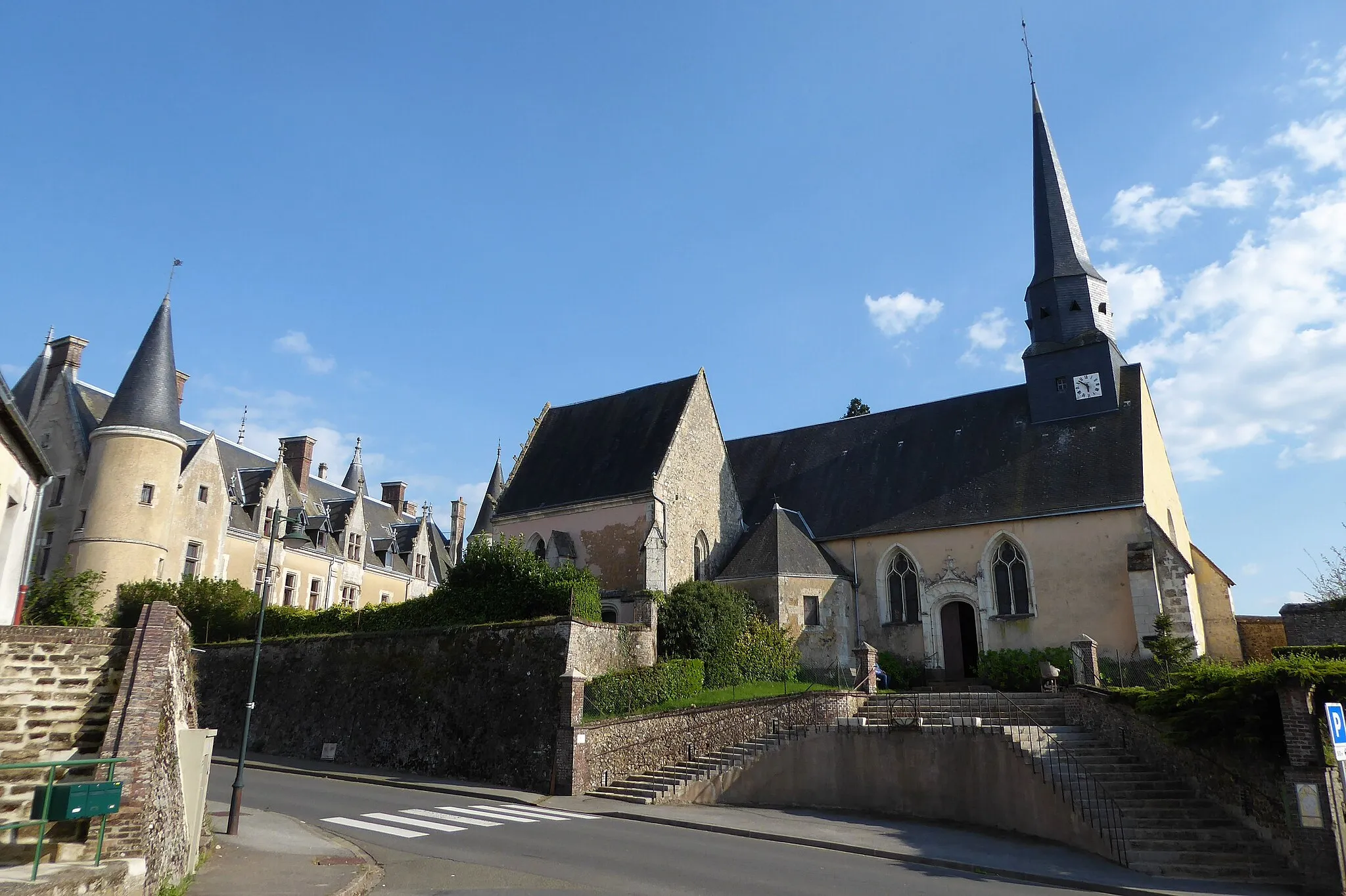 Photo showing: église Notre-Dame et château de Beaumont-les-Autels, Eure-et-Loir, France.