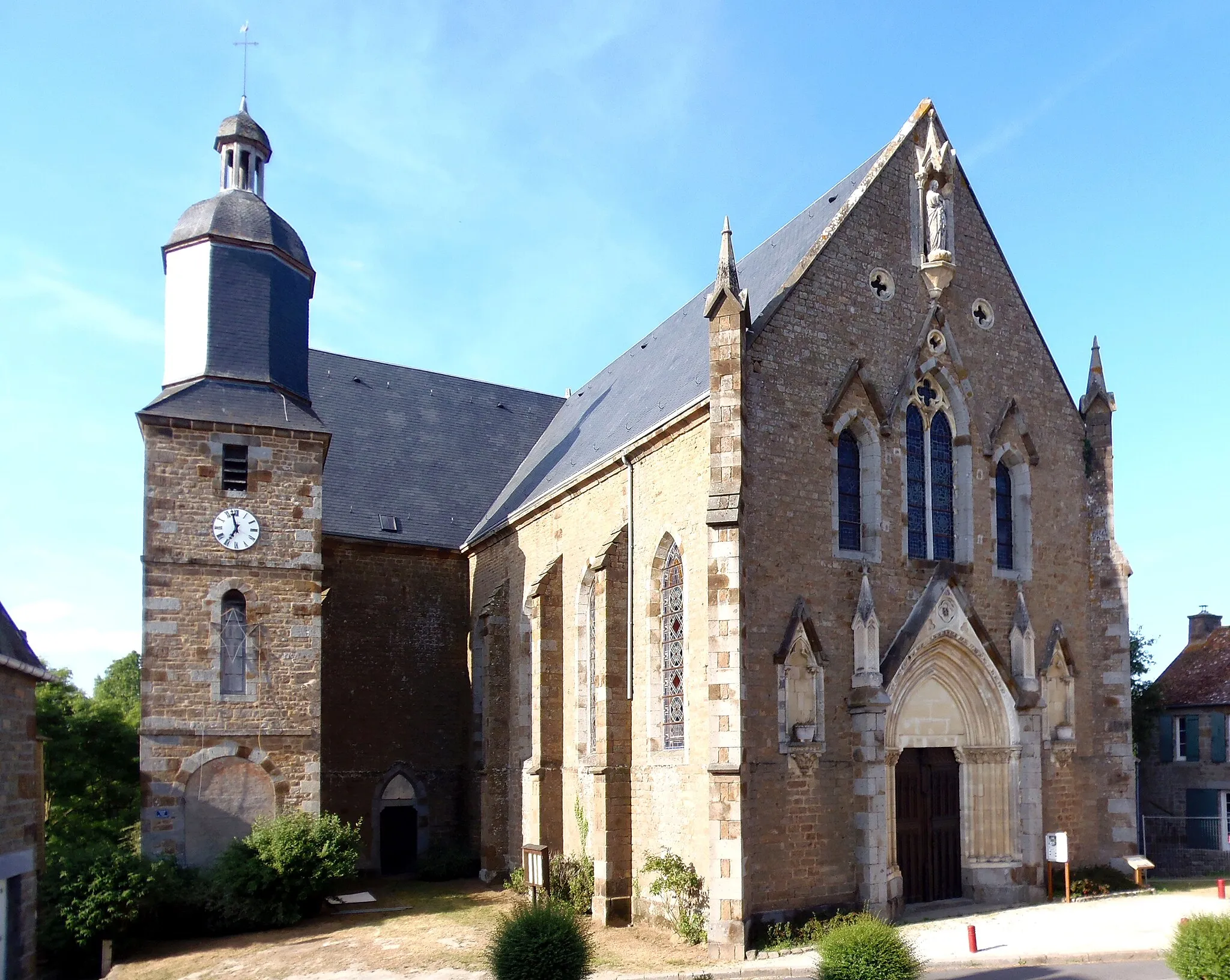 Photo showing: La Carneille (Normandie, France). L'église Saint-Pierre-et-Saint Paul.