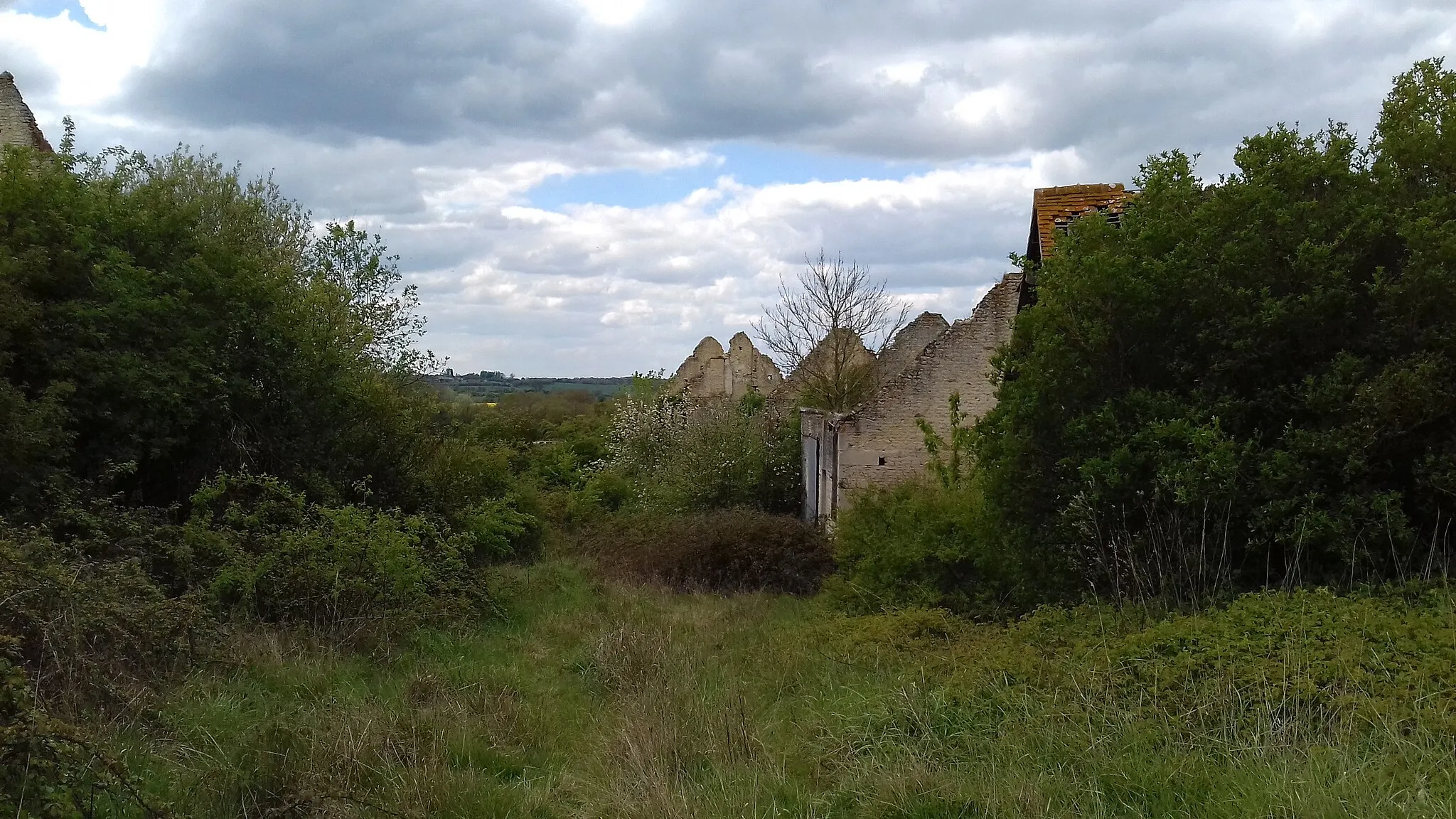 Photo showing: Vue de la maison de côté Ouest.