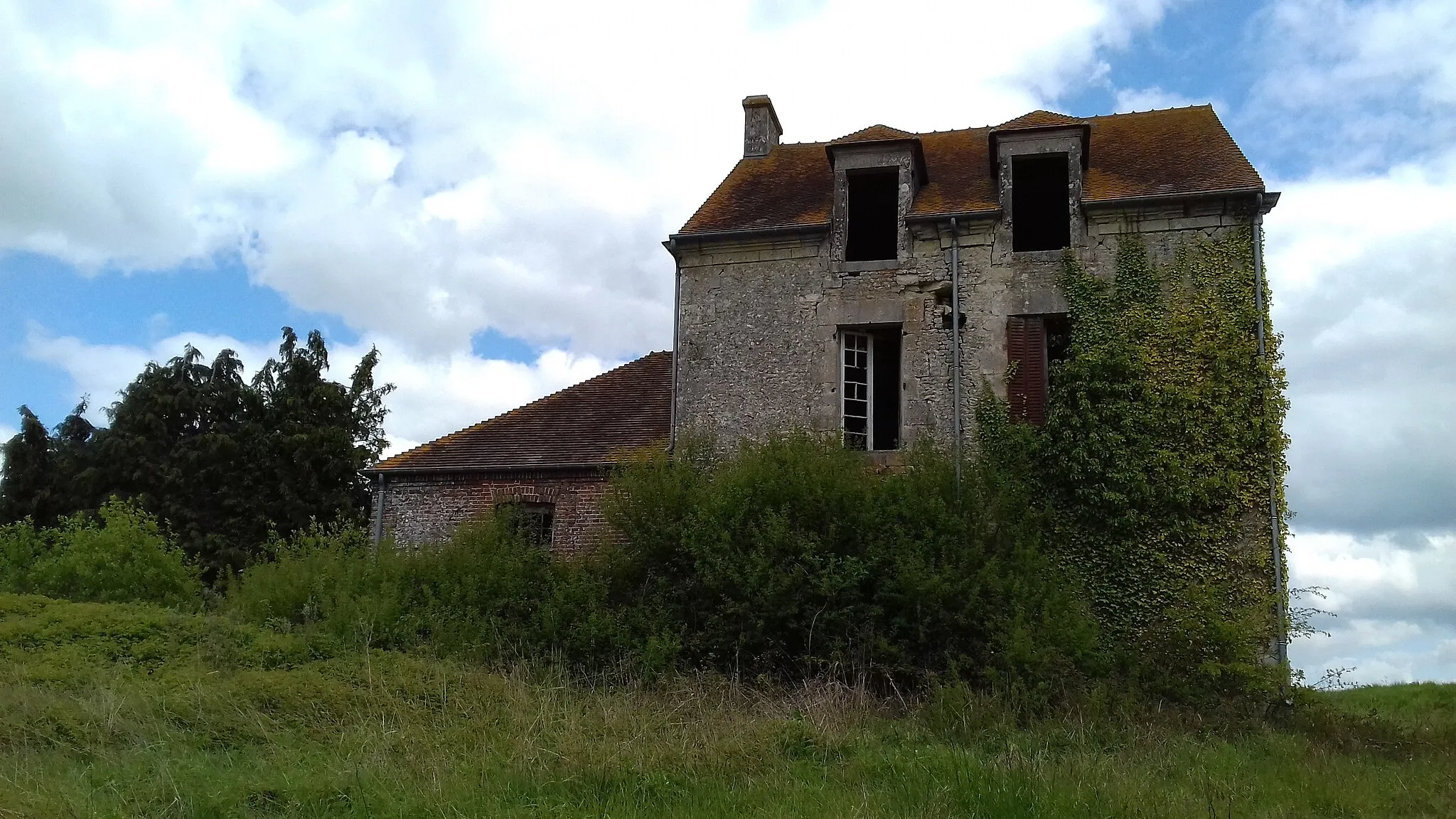 Photo showing: Vue de la maison de côté Est.