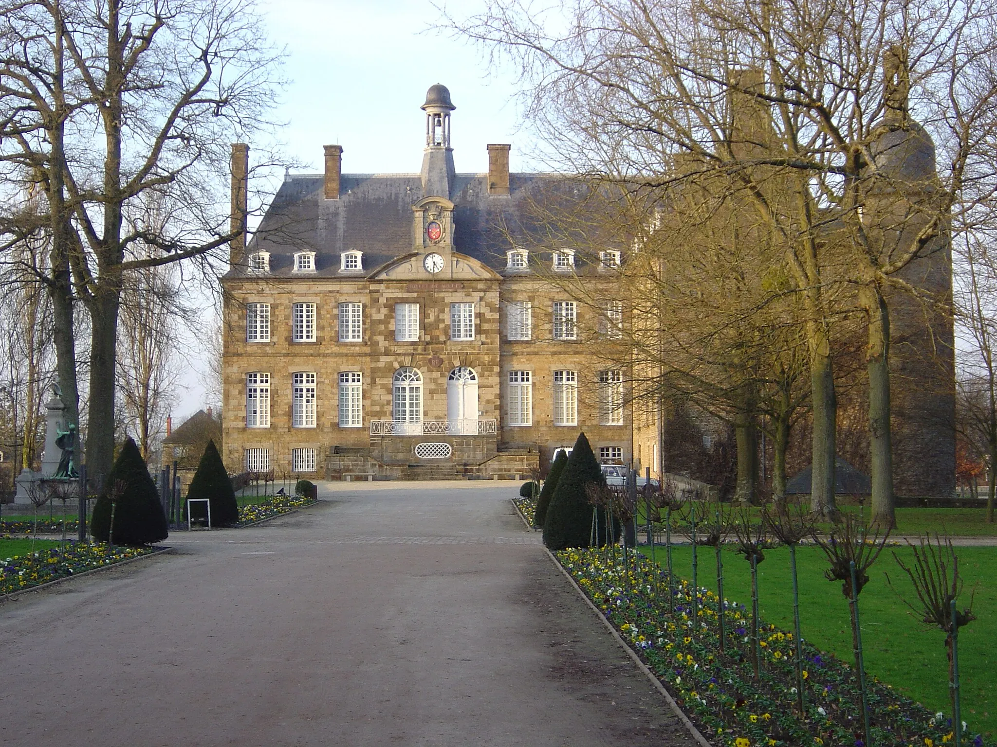 Photo showing: Photo du château de Flers de l'Orne (Mairie) prise le 04/02/07.