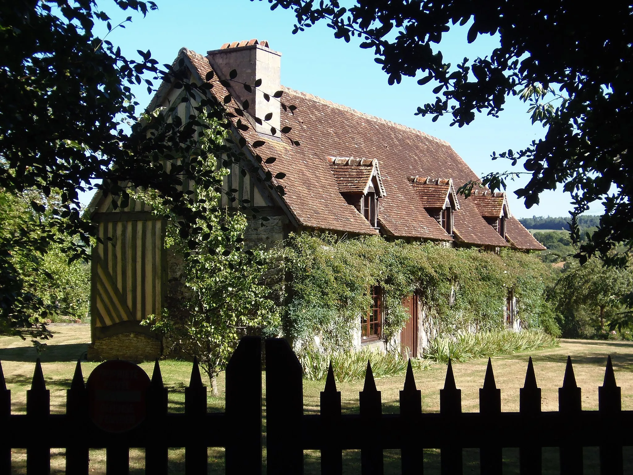 Photo showing: Les Champeaux (Normandie, France). La maison natale de Charlotte Corday.