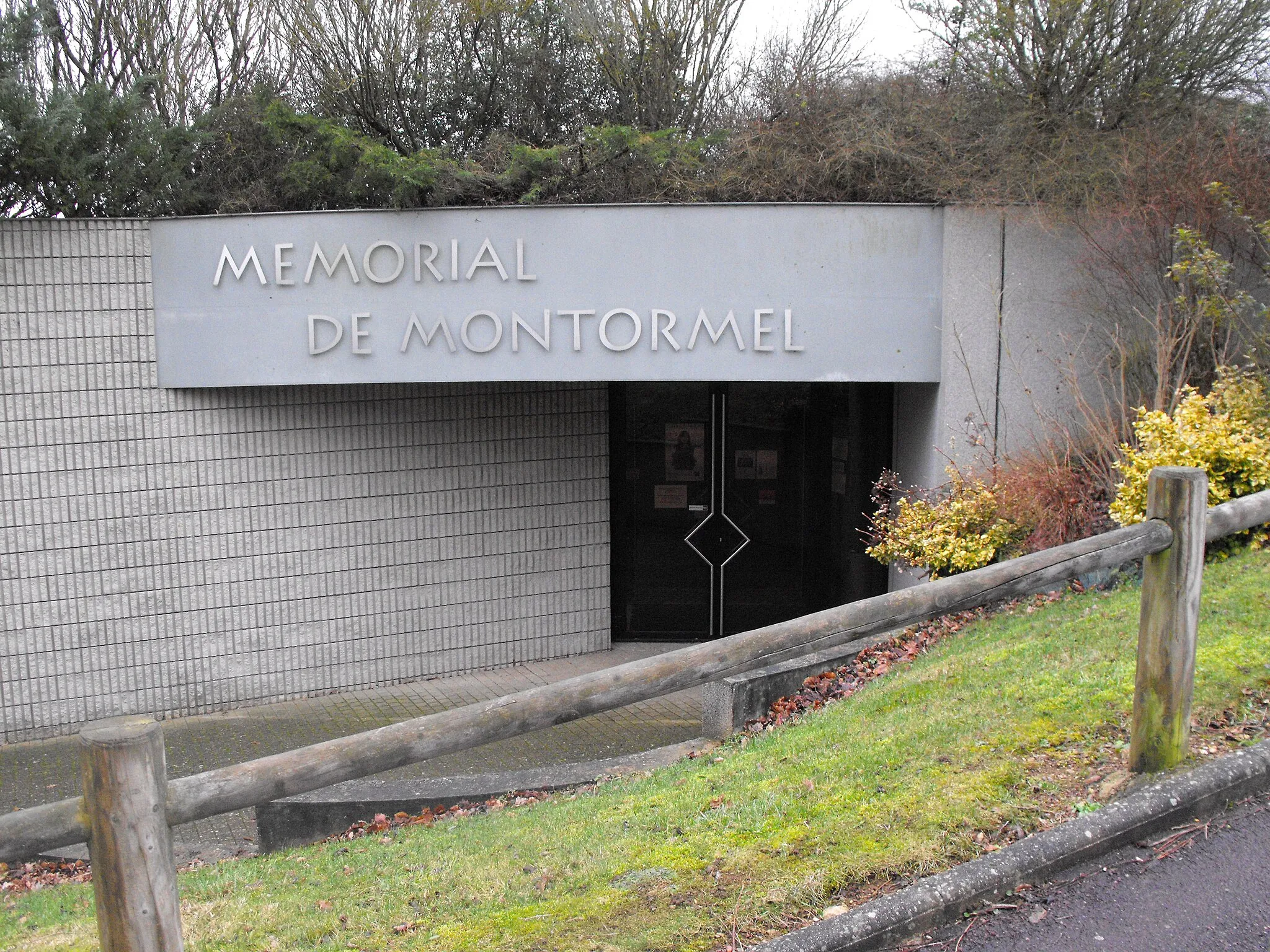 Photo showing: Mémorial de Coudehard-Montormel.

L'entrée du mémorial.