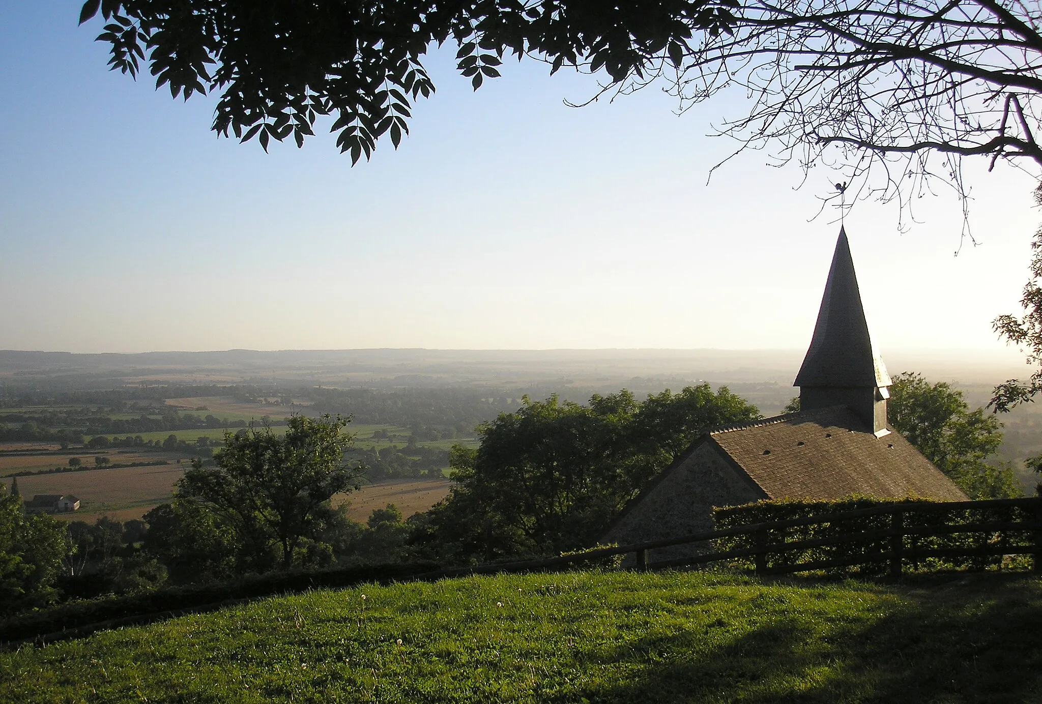 Photo showing: Coudehard (Normandie, France). L'église Saint-Pierre-et-Saint-Paul et panorama.