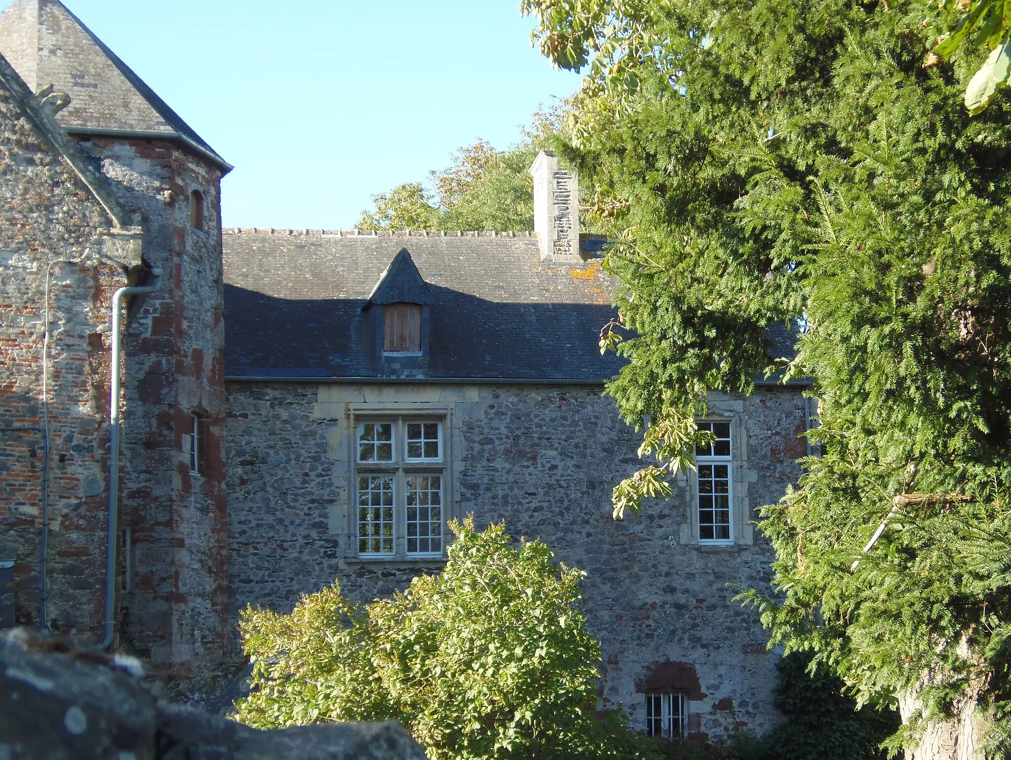 Photo showing: Airel (Normandie, France). La façade sud du manoir du Mesnil Vitey.