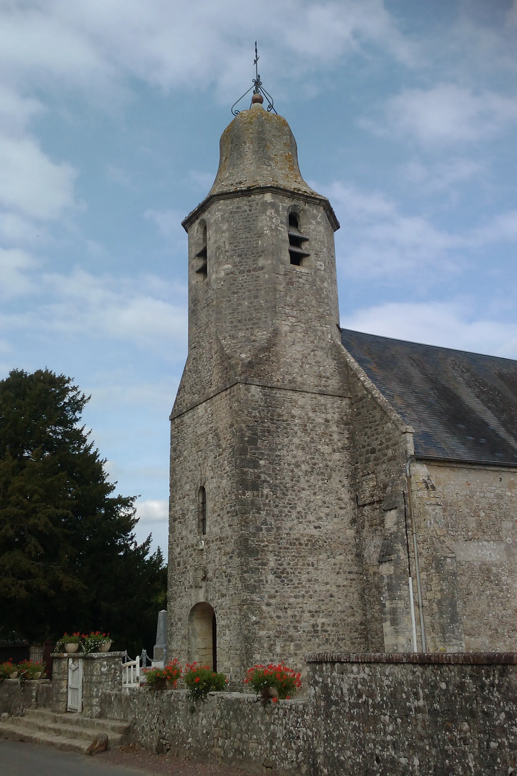 Photo showing: église Saint-Pellerin