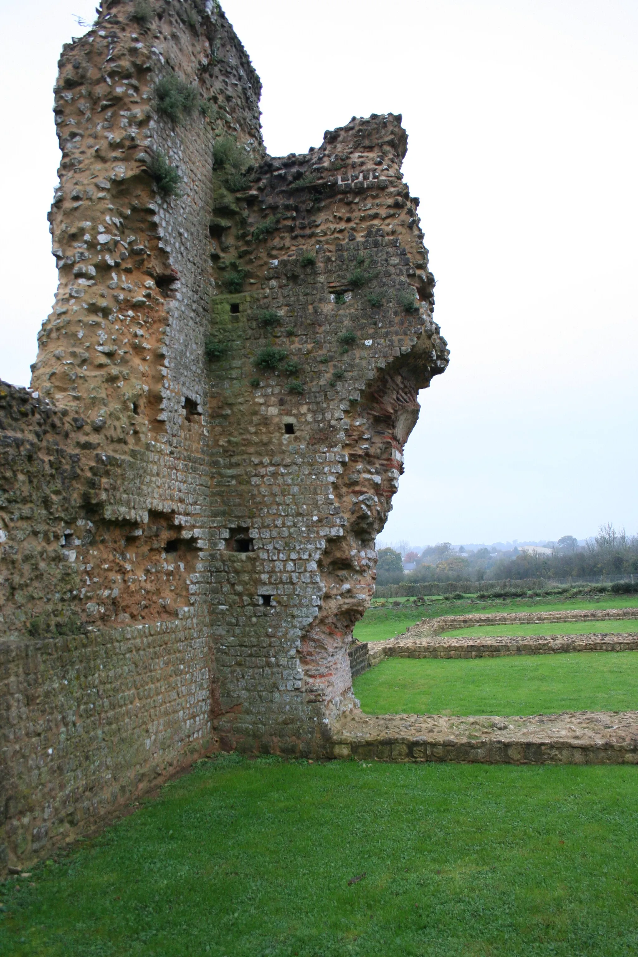 Photo showing: Photographies des thermes antiques de valognes appellée Alauna , Manche, France

l'arche du bas permet d'accéder au dessous du plancher, là où le feu était fait. L'arche du  dessus est en fait le rez de chaussée puisque permet l'accés aux différentes salles