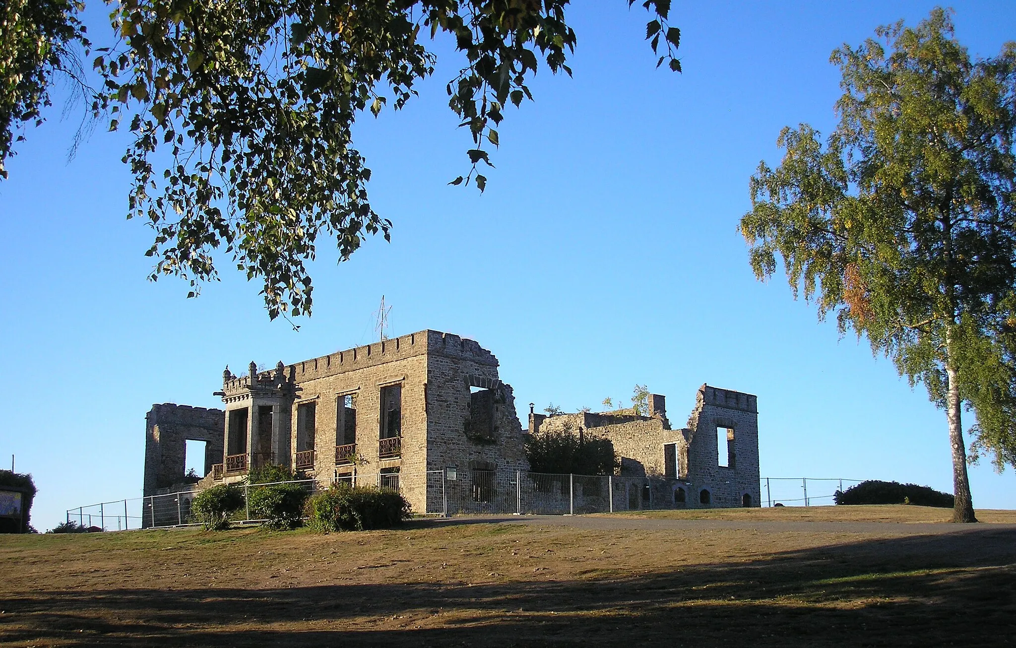 Photo showing: Cerisy-Belle-Étoile (Normandie, France). Les ruines du château du mont de Cerisy.