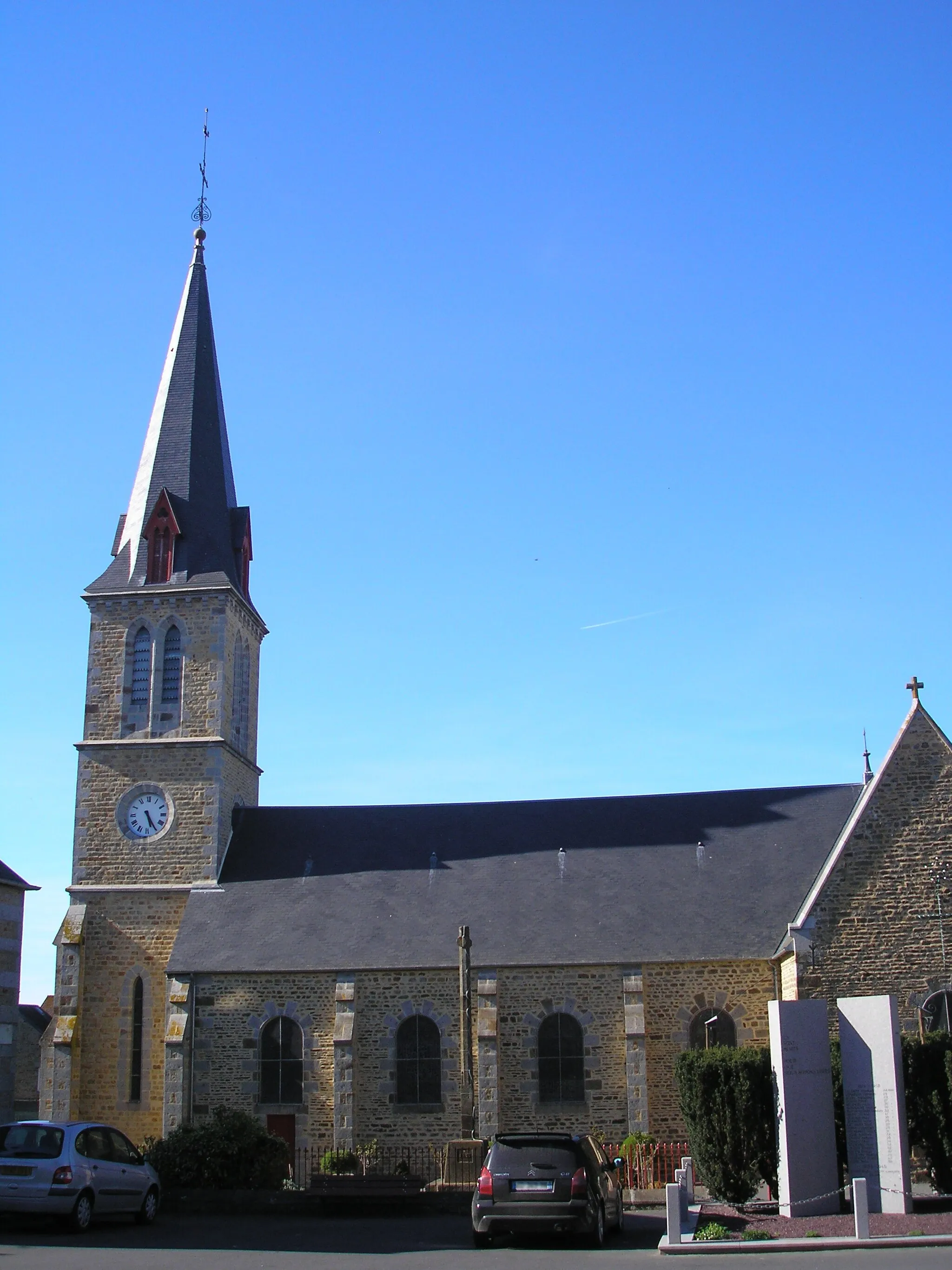 Photo showing: Saint-Pierre-d'Entremont (Normandie, France). L'église Saint-Pierre-et-Saint-Paul.