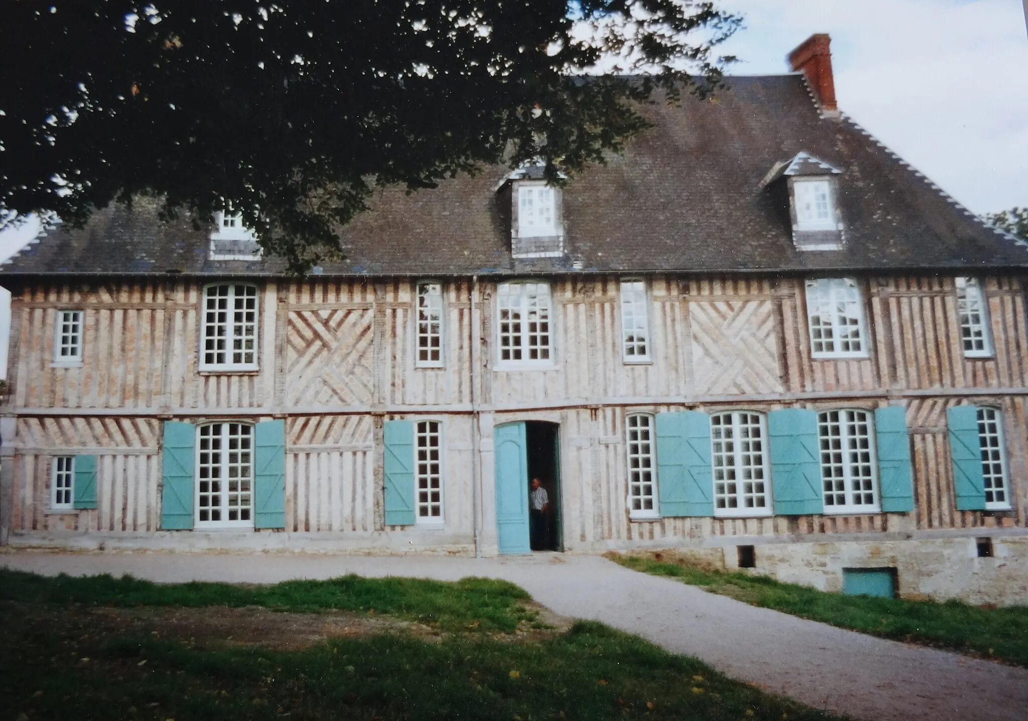 Photo showing: Le Renouard (Orne, France) Manoir de Cauvigny also called Château Corday. In the 17th century it belonged to the de Corday family, Charlotte Corday murdered  Marat in his bath in 1793. He was one of the most violent leaders of the french Revolution.
