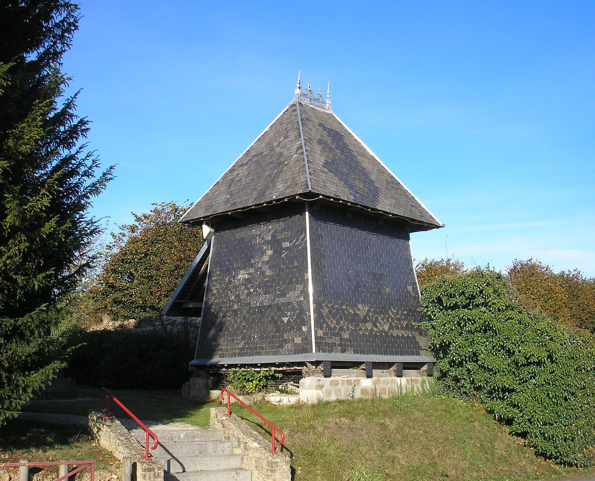 Photo showing: Saint-André-de-Messei (Normandie, France). Le clocher-campanile de l'église Saint-André.