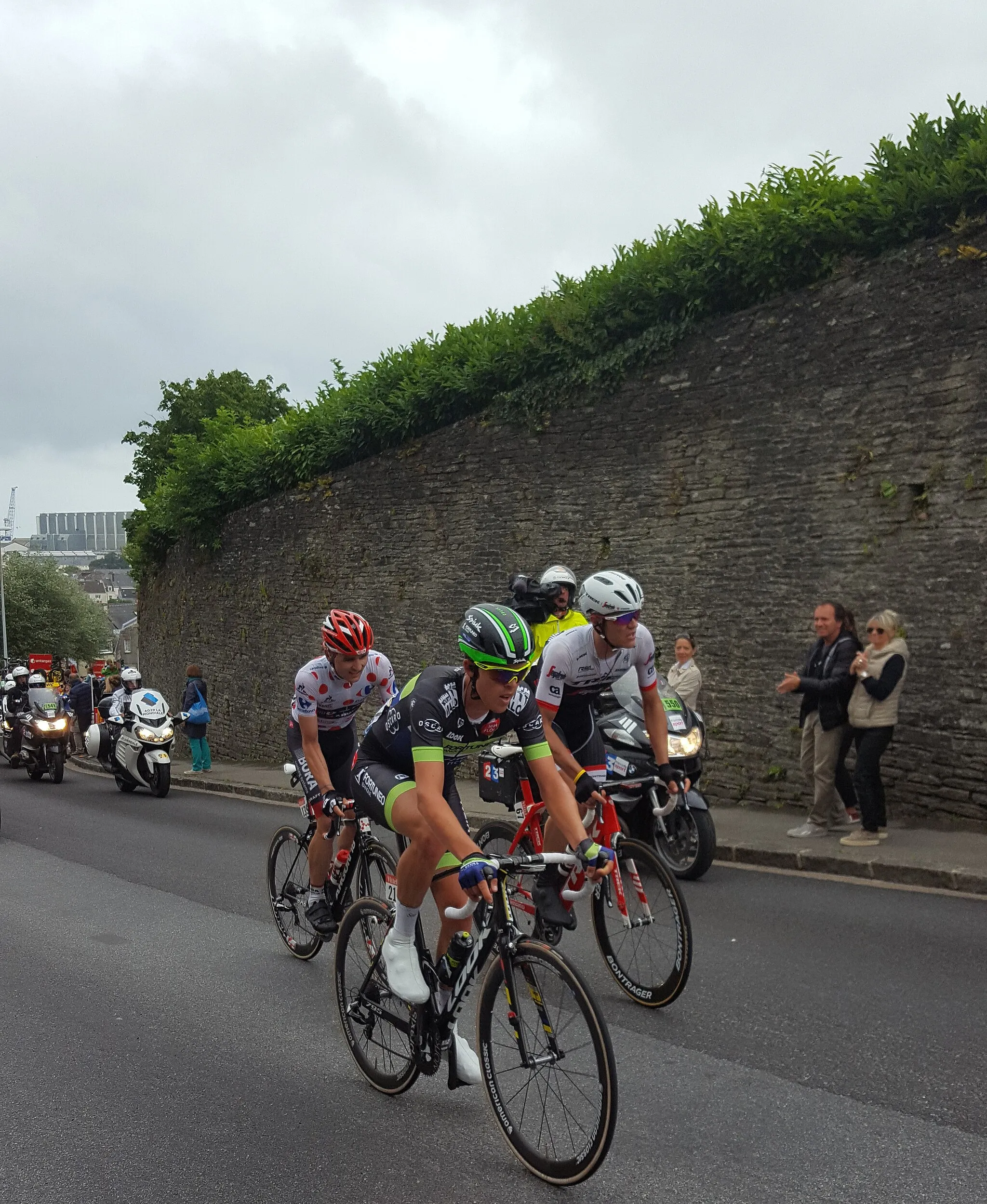 Photo showing: Passage de l'échappée dans la côte d'Octeville (chemin des Aiguillons) durant la 2e étape du Tour de France 2016.
Vegard Breen mène la course devant Jasper Stuyven (qui attaquera 200 mètres plus loin), et le maillot à pois Paul Voss.