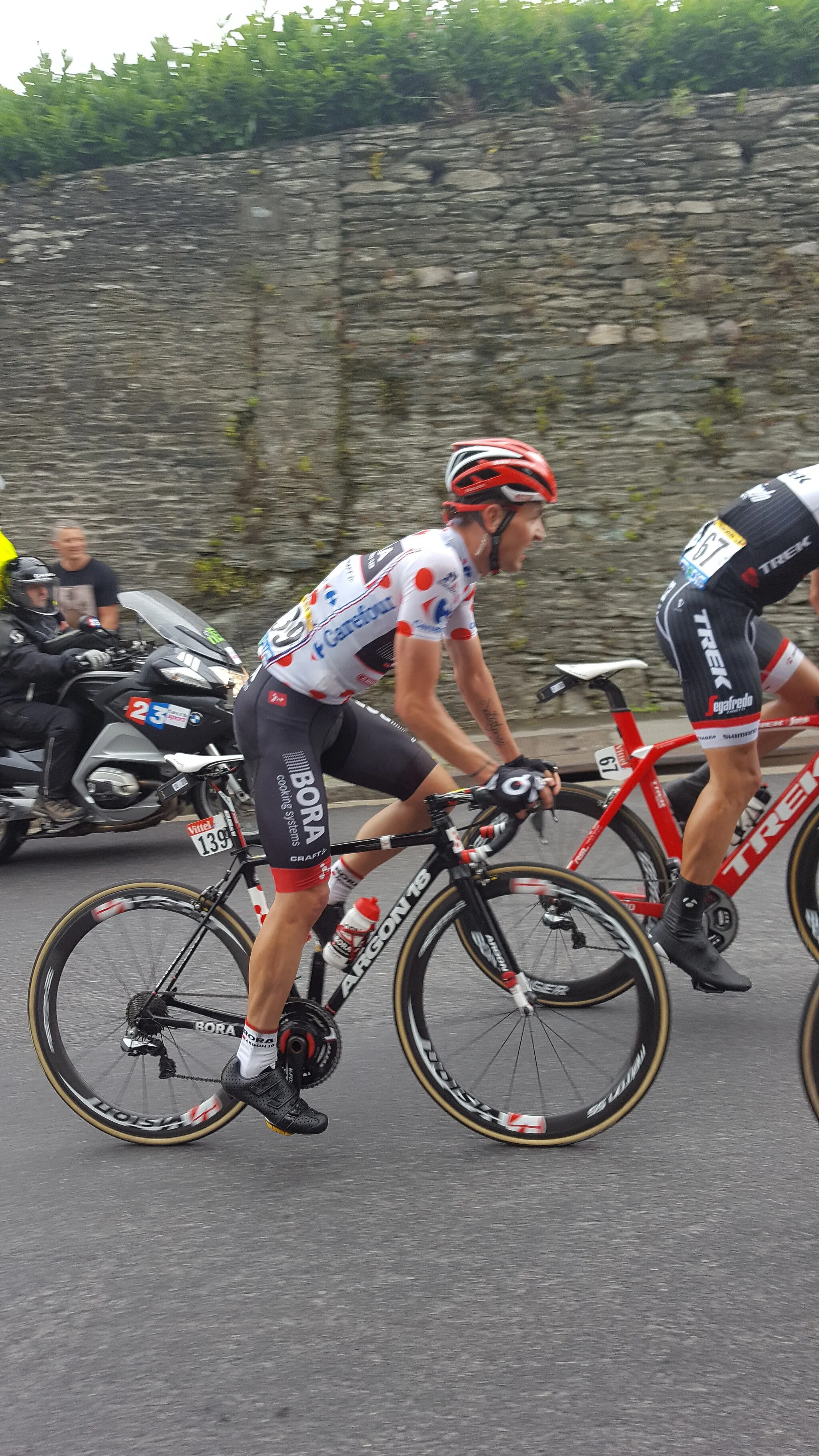 Photo showing: Passage du maillot à pois Paul Voss, échappé dans la côte d'Octeville (chemin des Aiguillons) durant la 2e étape du Tour de France 2016.