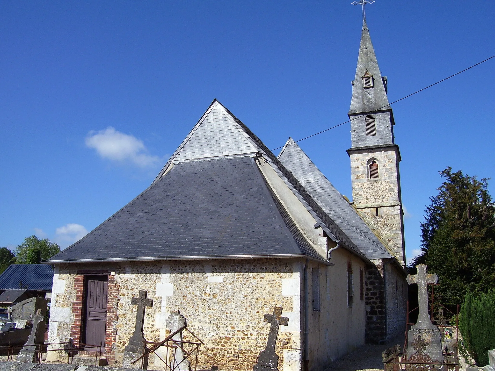 Photo showing: Eastern side of the church in Valailles (Eure, Haute-Normandie, France). The nave was built in the 11th century. The site was officially classified as "Site classé" (one of the French heritage conservation labels) in 1929.