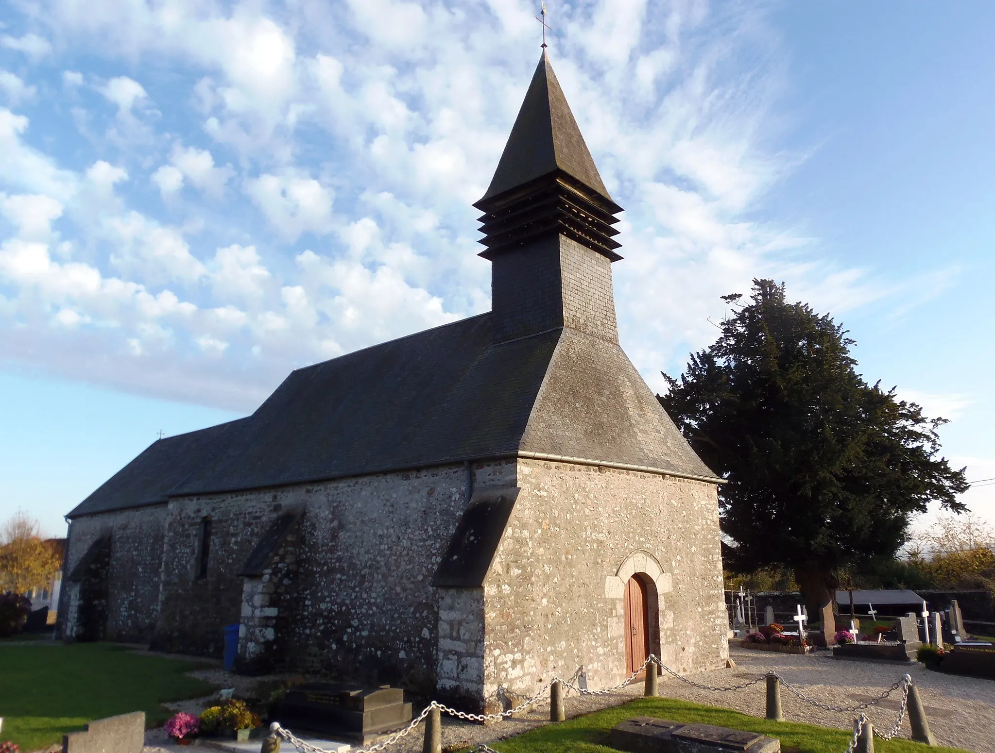 Photo showing: Le Mesnil-Herman (Normandie, France). L'église Saint-Pierre.