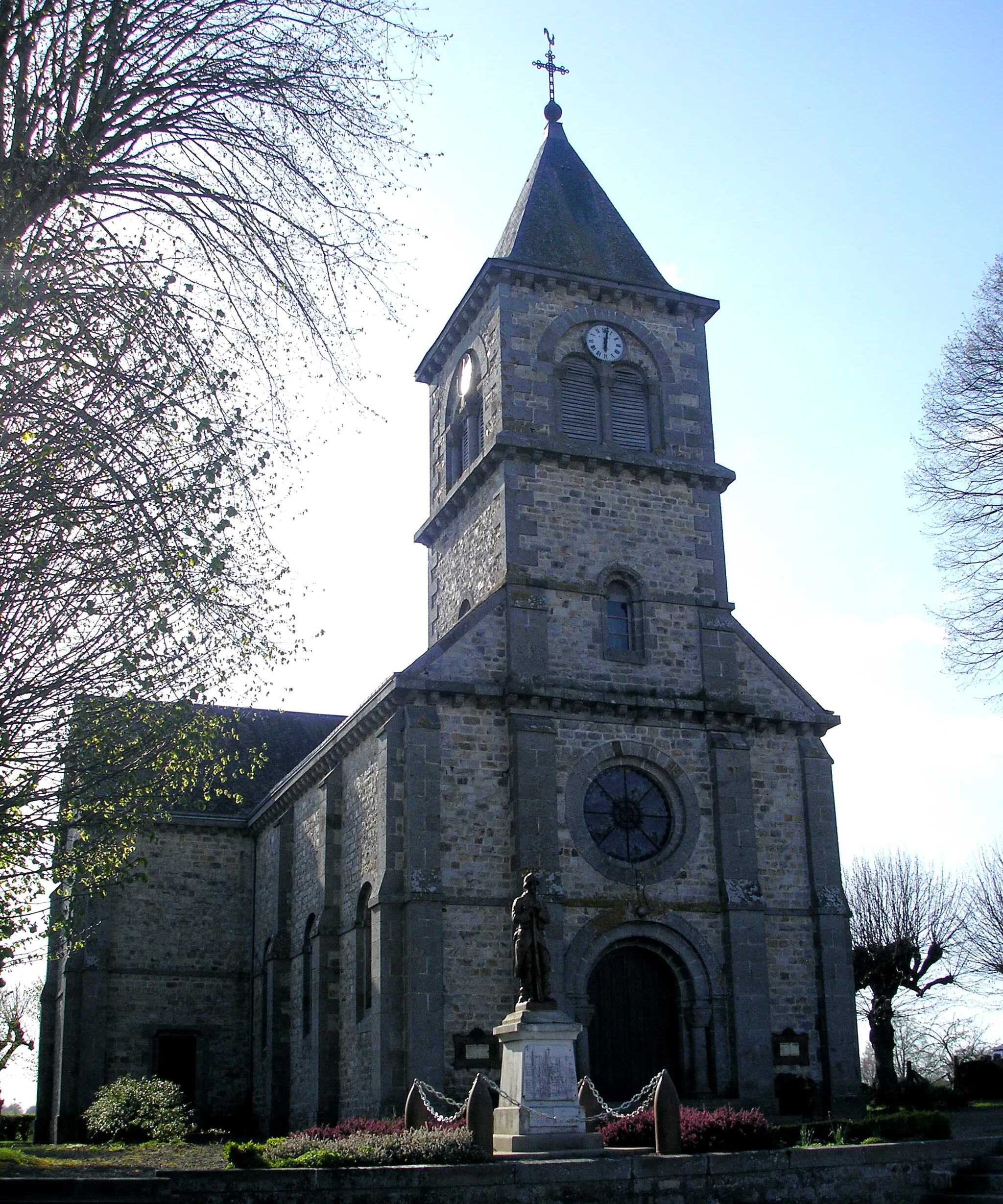 Photo showing: Rouellé (Normandie, France). L'église Saint-Pierre-Saint-Paul-et-Notre-Dame.
