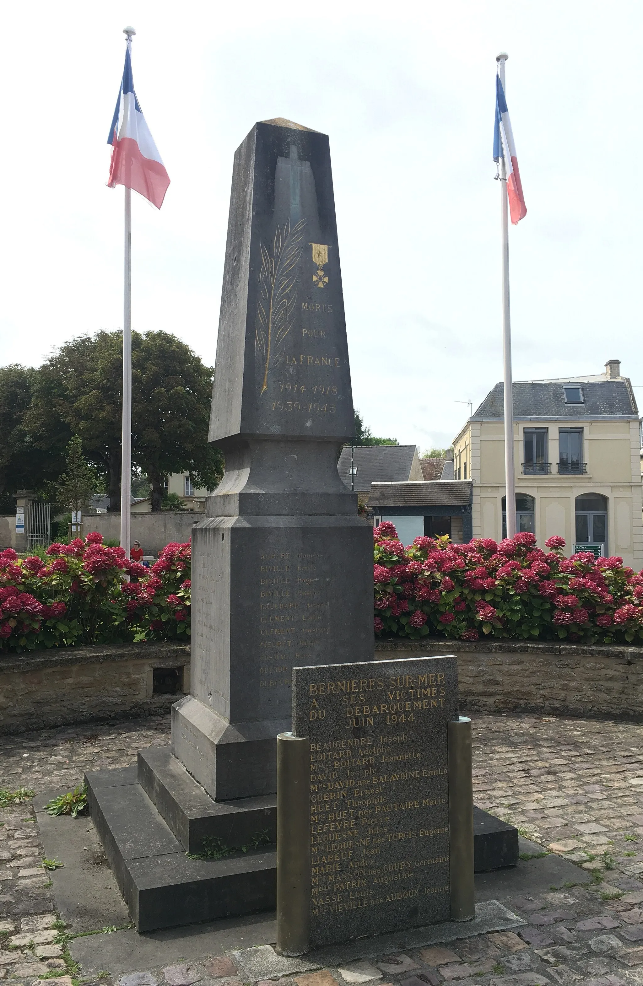 Photo showing: Monument aux morts et une stèle en mémoire des victimes civiles du débarquement