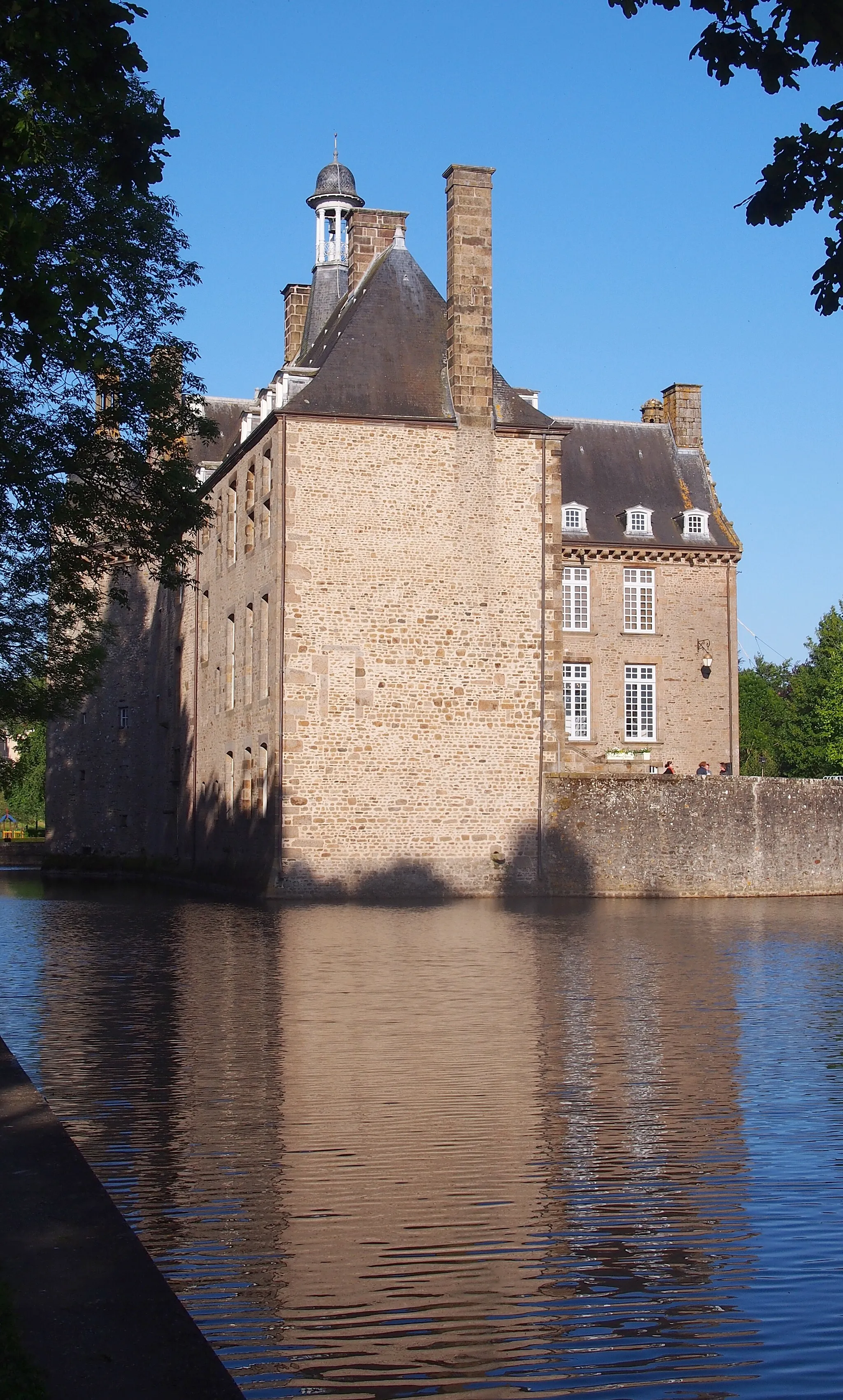 Photo showing: Flers (Normandie, France). Vue occidentale de l'aile nord du château.