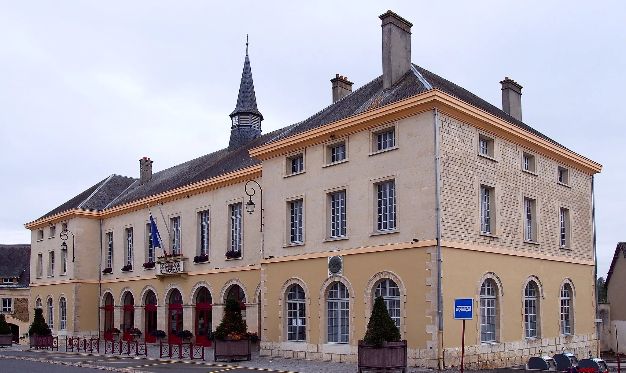 Photo showing: Le Merlerault (Normandie, France). L'hôtel de ville.
