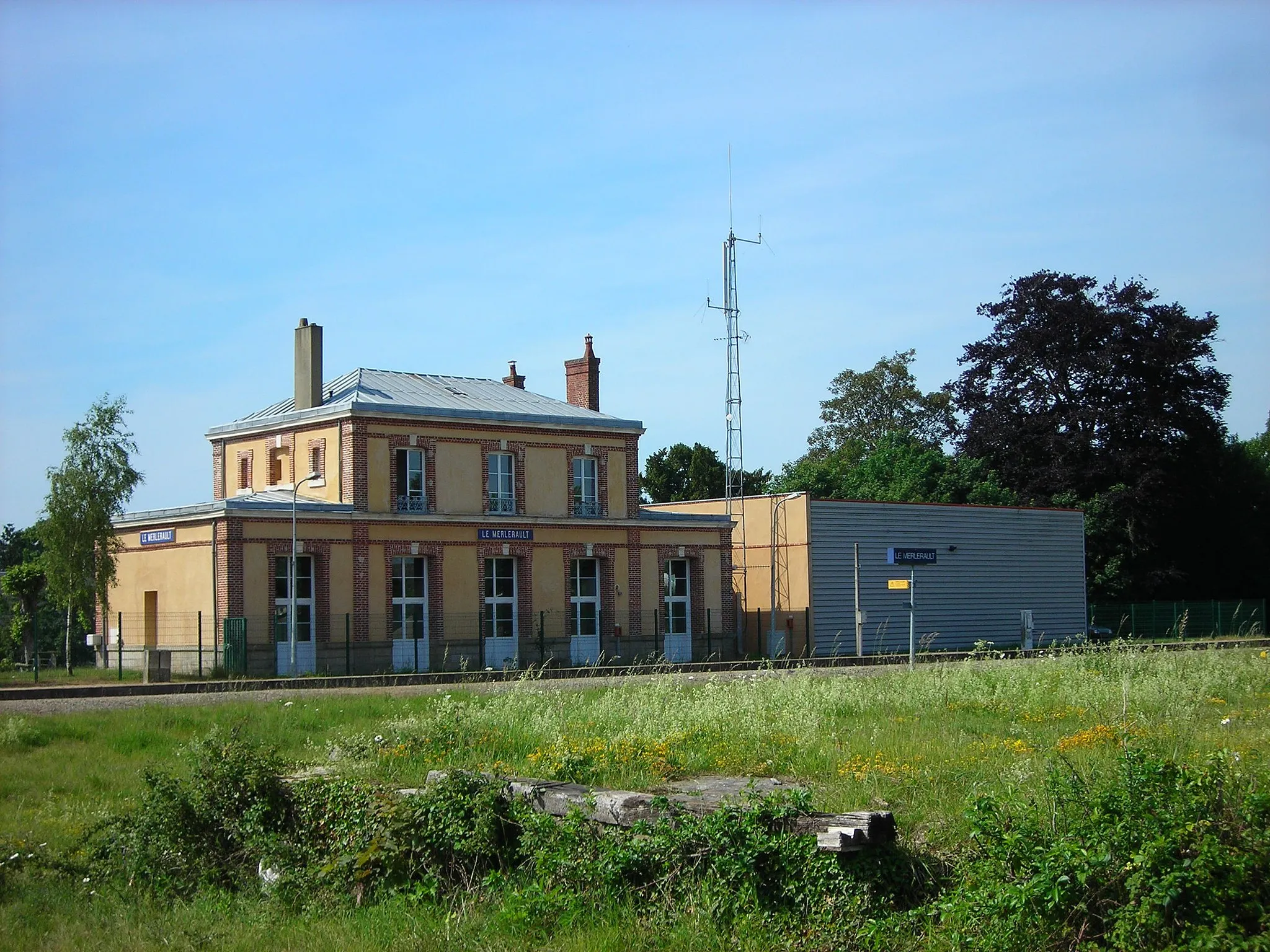 Photo showing: Gare du Merlerault (Orne, France), vue de coté quaie, bâtiment voyageur.