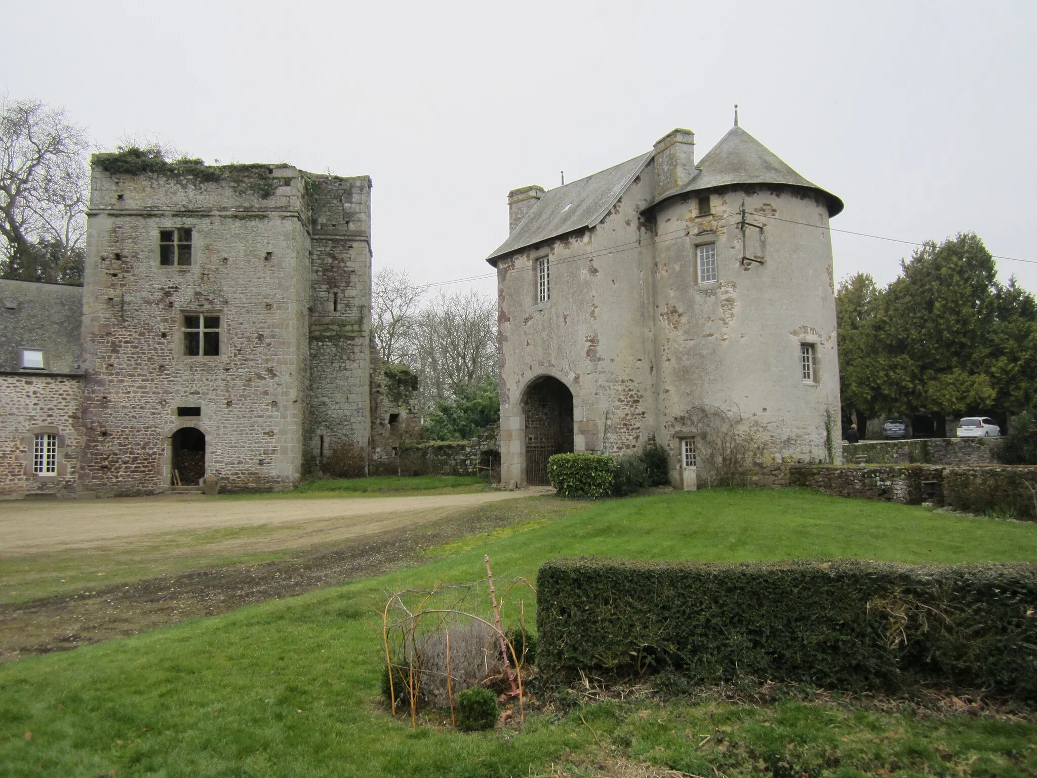 Photo showing: This building is indexed in the base Mérimée, a database of architectural heritage maintained by the French Ministry of Culture, under the reference PA00110361 .