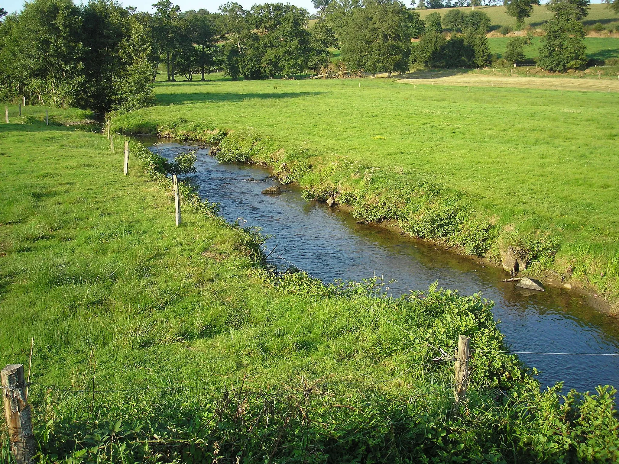 Photo showing: L'Égrenne à Beauchêne, après la confluence du ruisseau de Froidebise, pris de la limite avec Lonlay-l'Abbaye (Normandie, France).