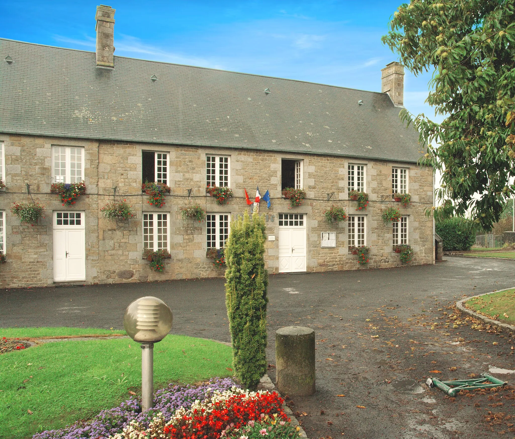 Photo showing: La Mairie du village de Chanu, département de l'Orne.