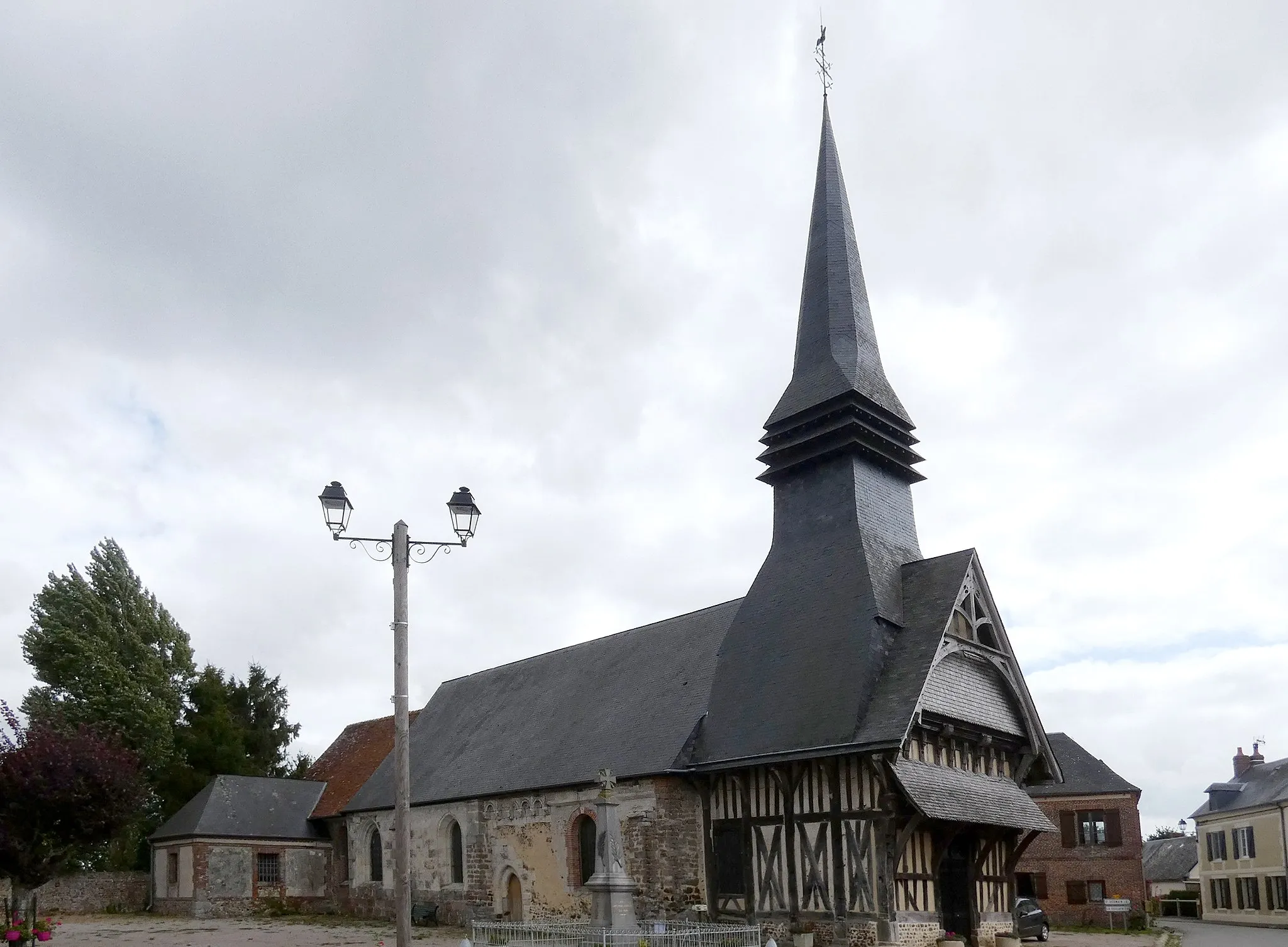 Photo showing: Saint-Aubin-de-Bonneval (Normandie, France). L'église Saint-Aubin.