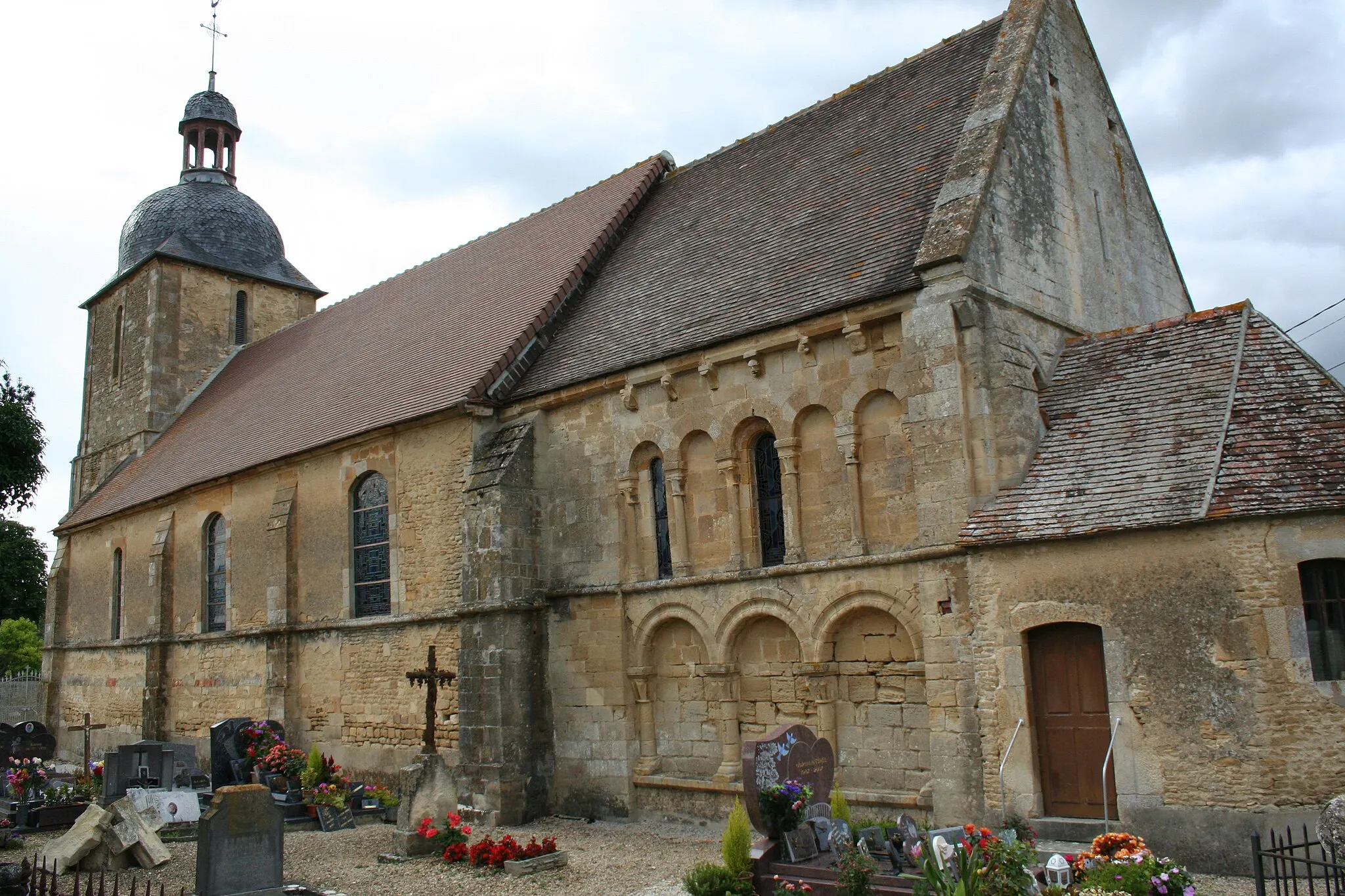 Photo showing: Vue générale de l'église de Courcy, Calvados, XIIe-XVIIIe s.