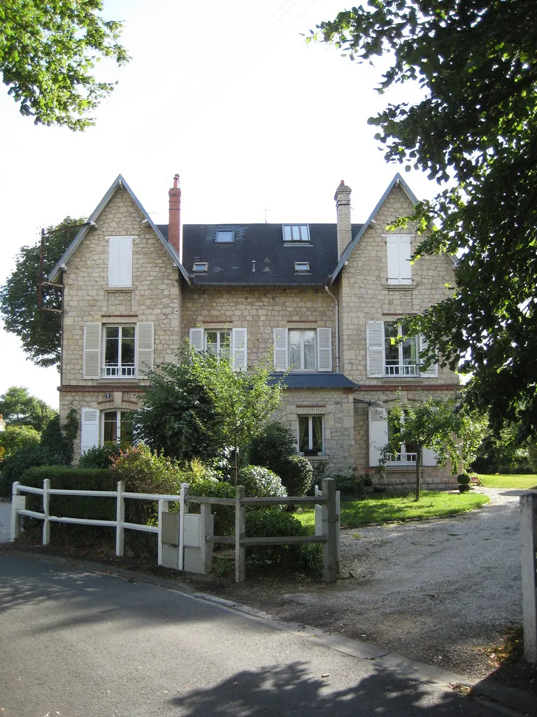 Photo showing: Rue des Chalets, un des premières maisons construites quand le quartier du Plateau était pensé comme une cité-jardin