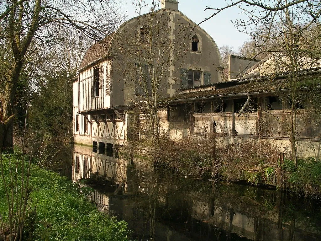 Photo showing: Ancienne teinturerie, maison avec toiture à la Philibert de l'Orme, rue des Roches, détruite en 2012, sur la rive droite du Biez à Mondeville (Calvados)