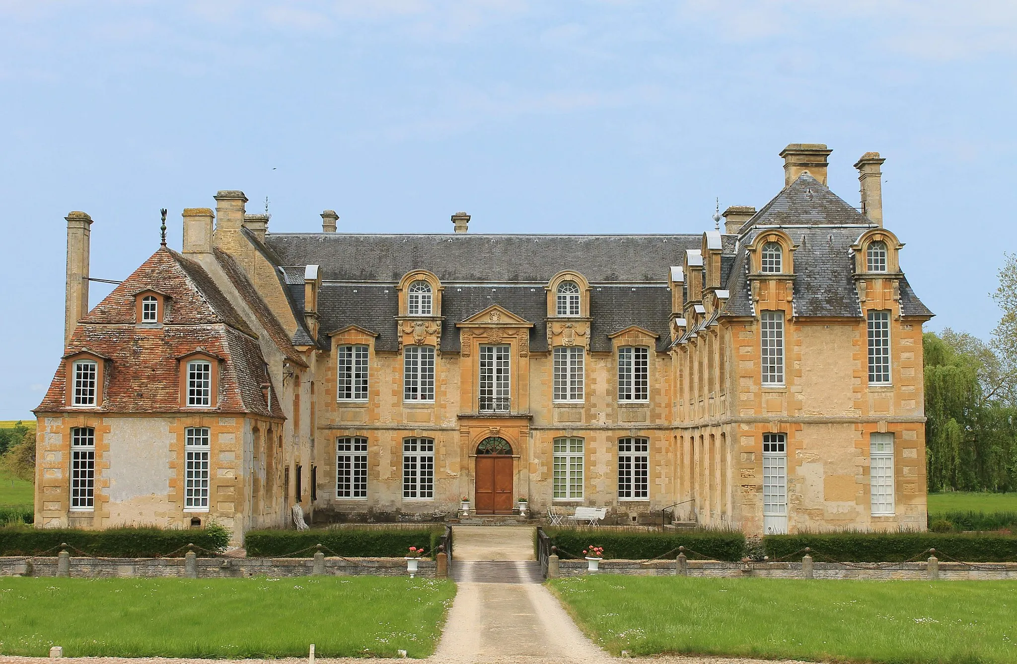 Photo showing: Château de Carel du XVIe avec toits à la Mansart à Saint-Pierre-sur-Dives (Calvados)