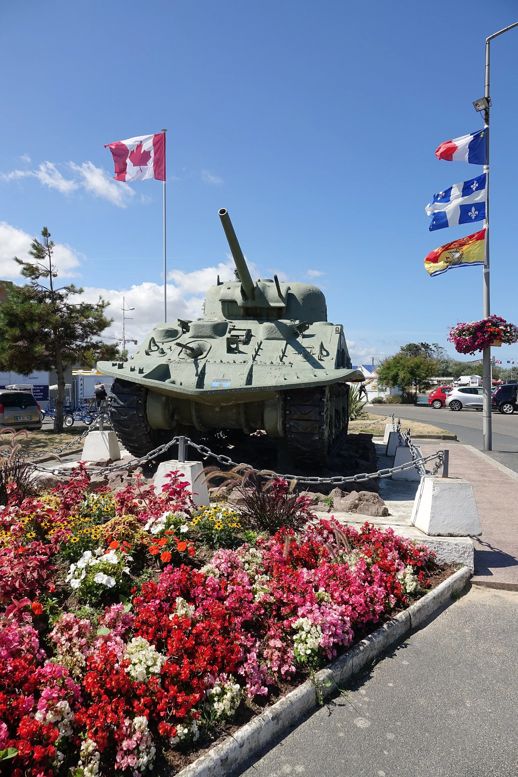Photo showing: Tank M4A4 Sherman DD in Courseulles-sur-Mer (Calvados, France).