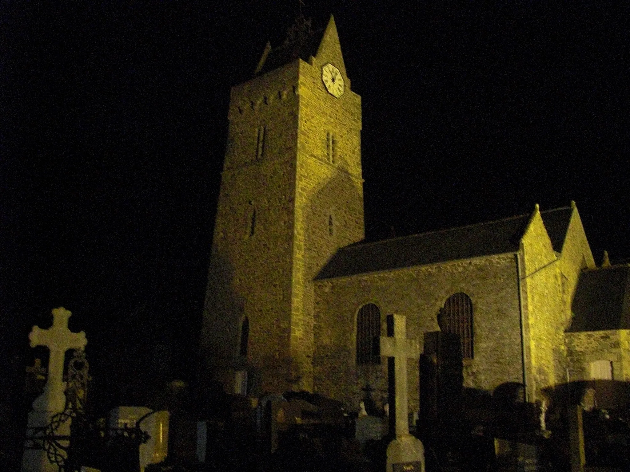 Photo showing: Photographie de l'église vue nocturne mettant en valeur l'architecture de la tour de guet