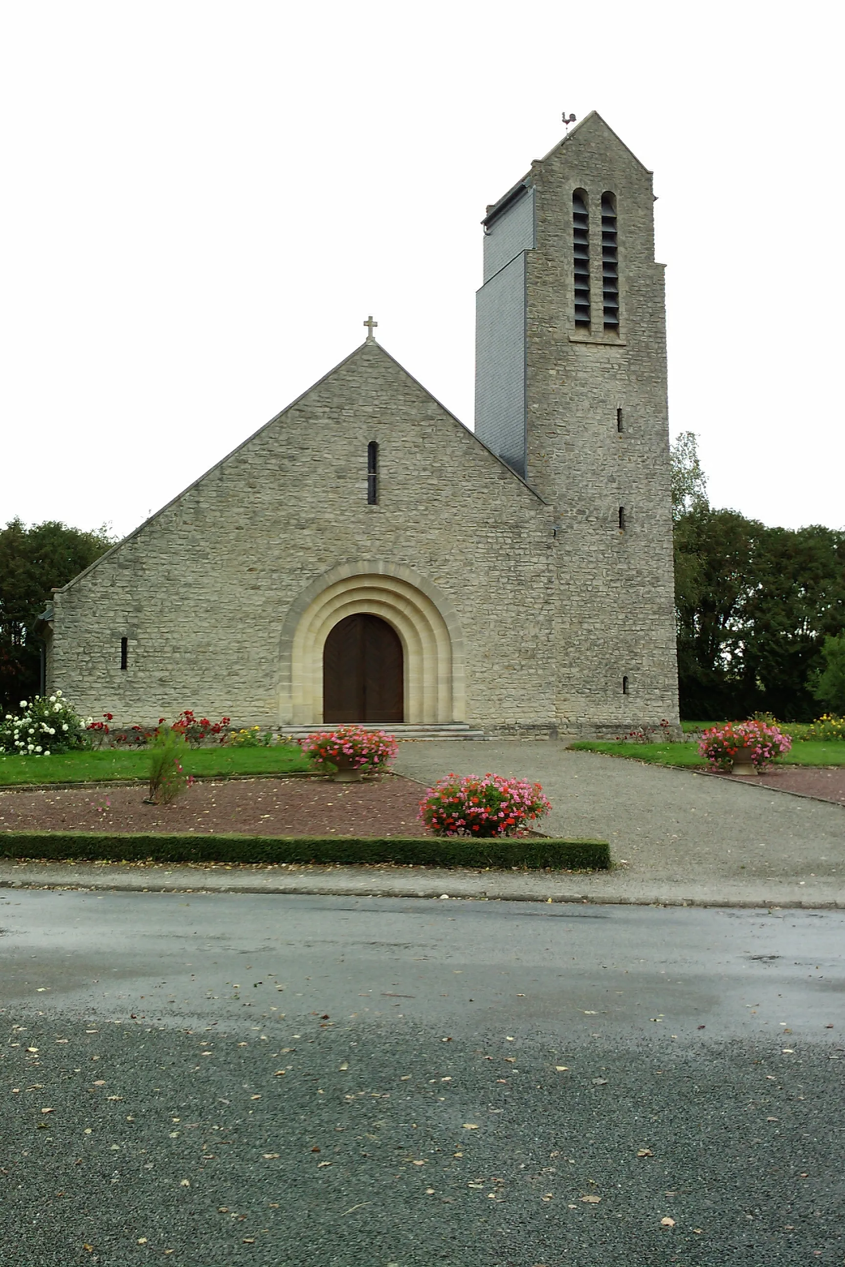 Photo showing: Nouvelle église de Saint-Sauveur-de-Pierrepont