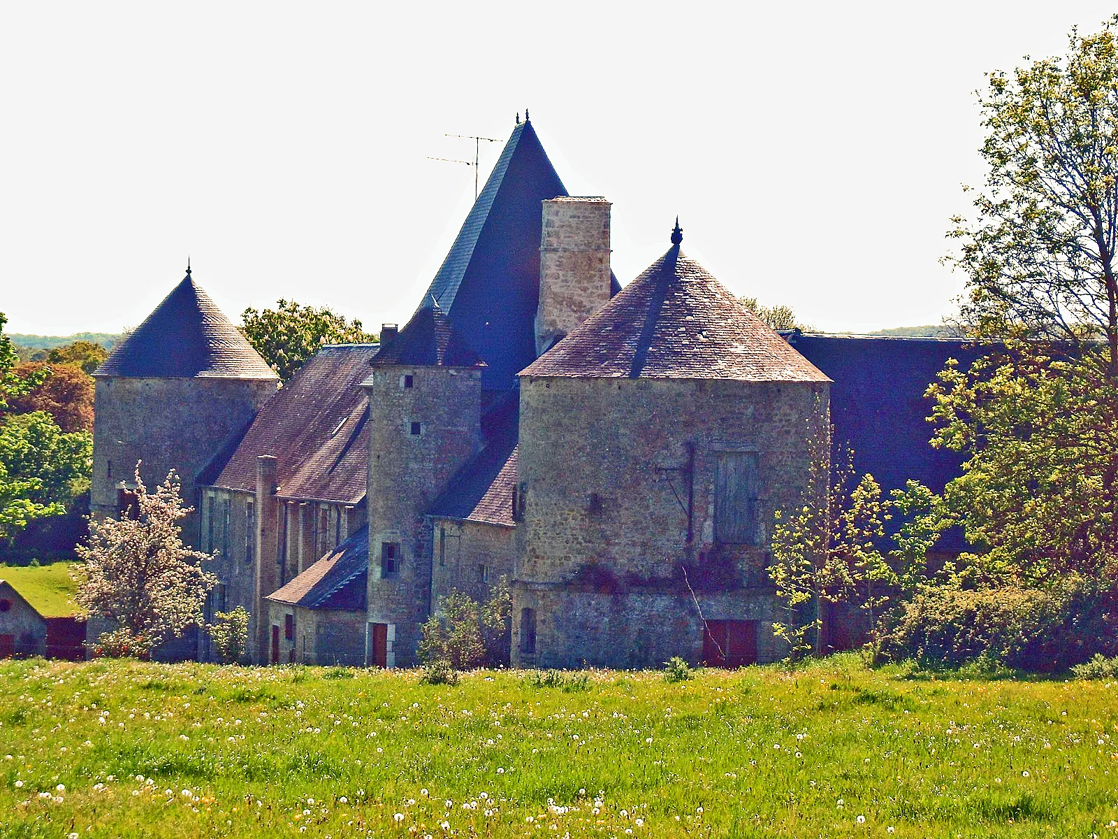 Photo showing: This building is classé au titre des monuments historiques de la France. It is indexed in the base Mérimée, a database of architectural heritage maintained by the French Ministry of Culture, under the reference PA00110371 .