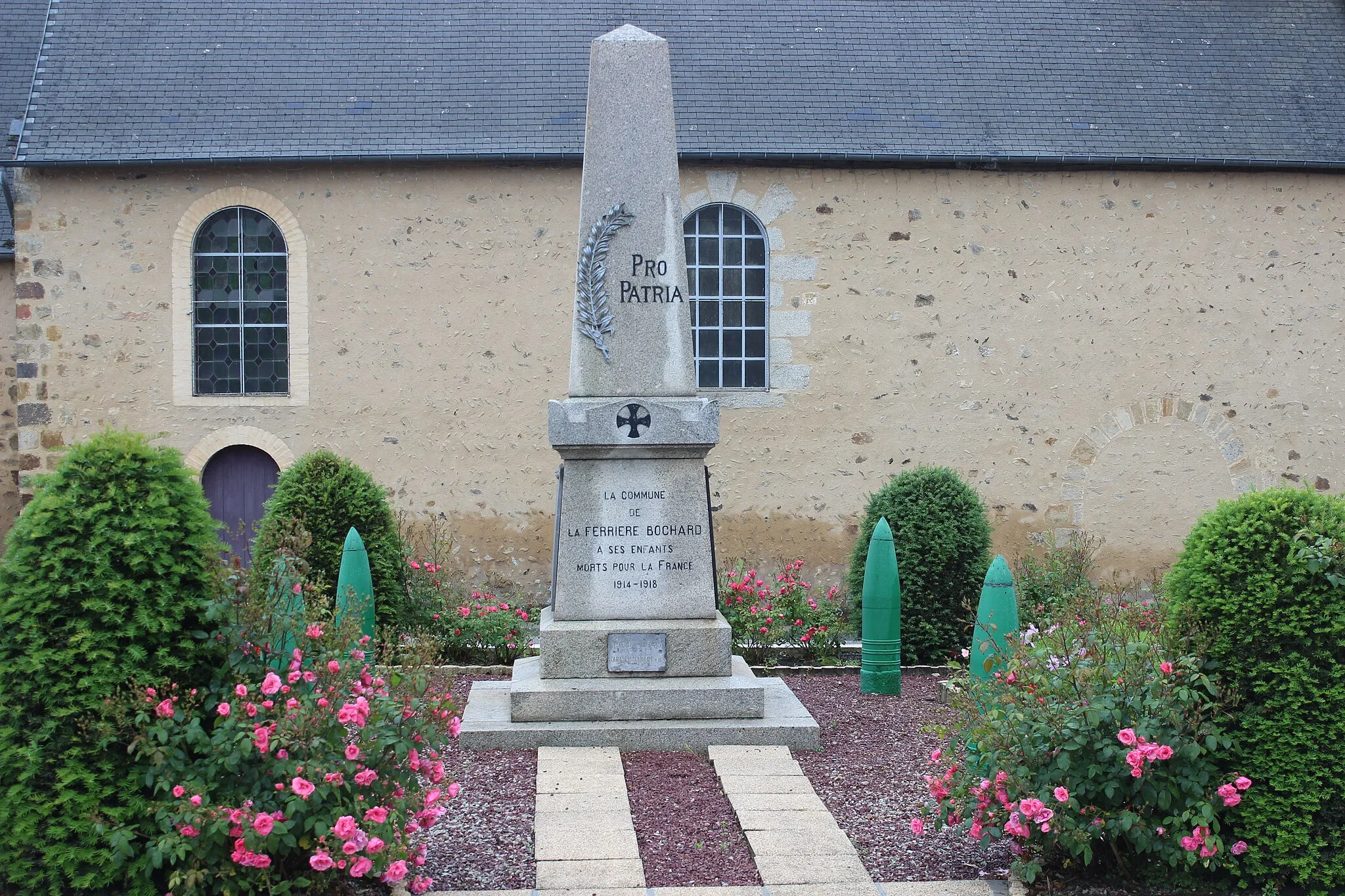Photo showing: La Ferrière Bochard - monument aux morts