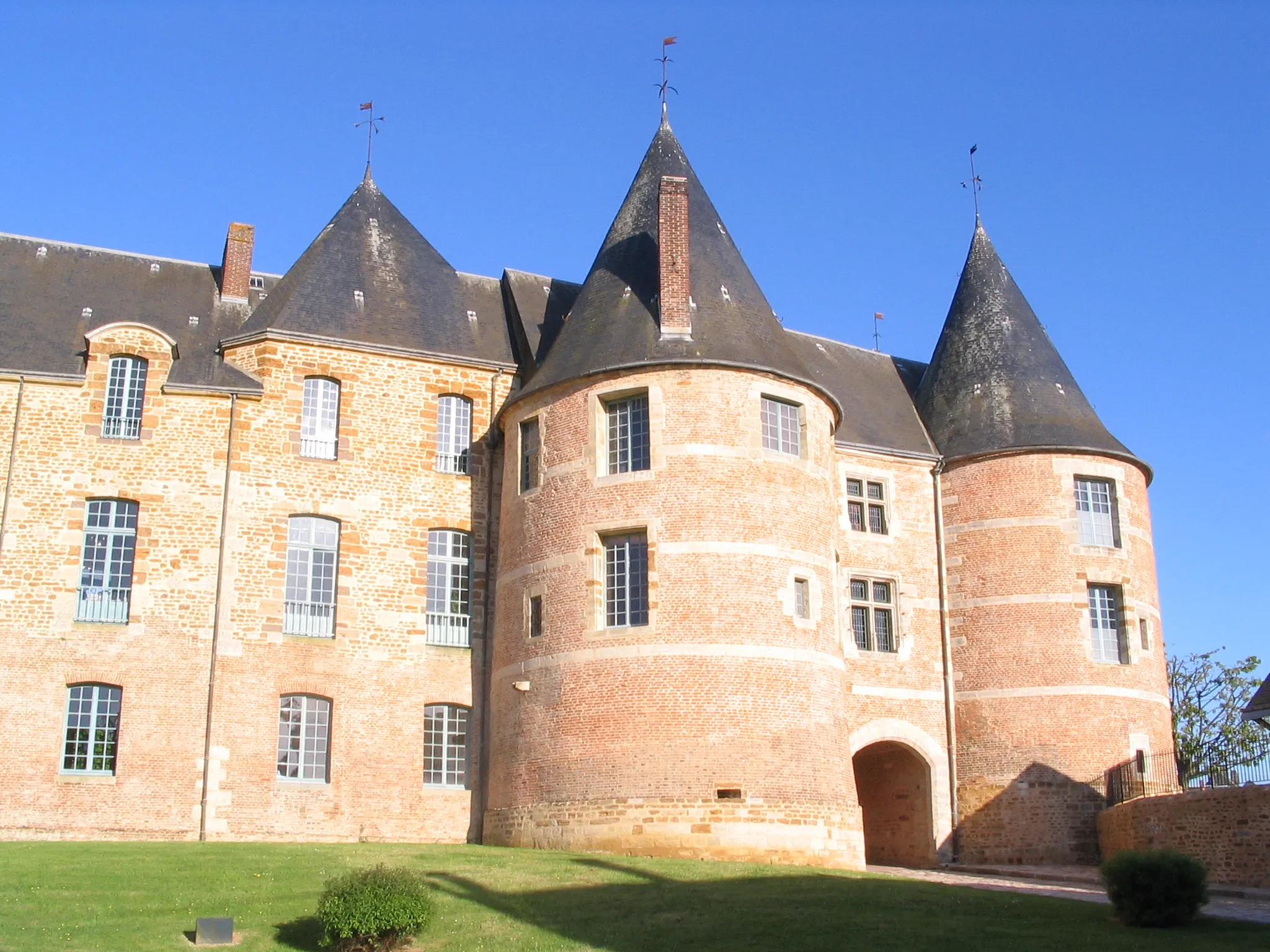 Photo showing: château des 12ème et 16ème siècles, en pierre et briques rouges (Gacé,,Orne, France)