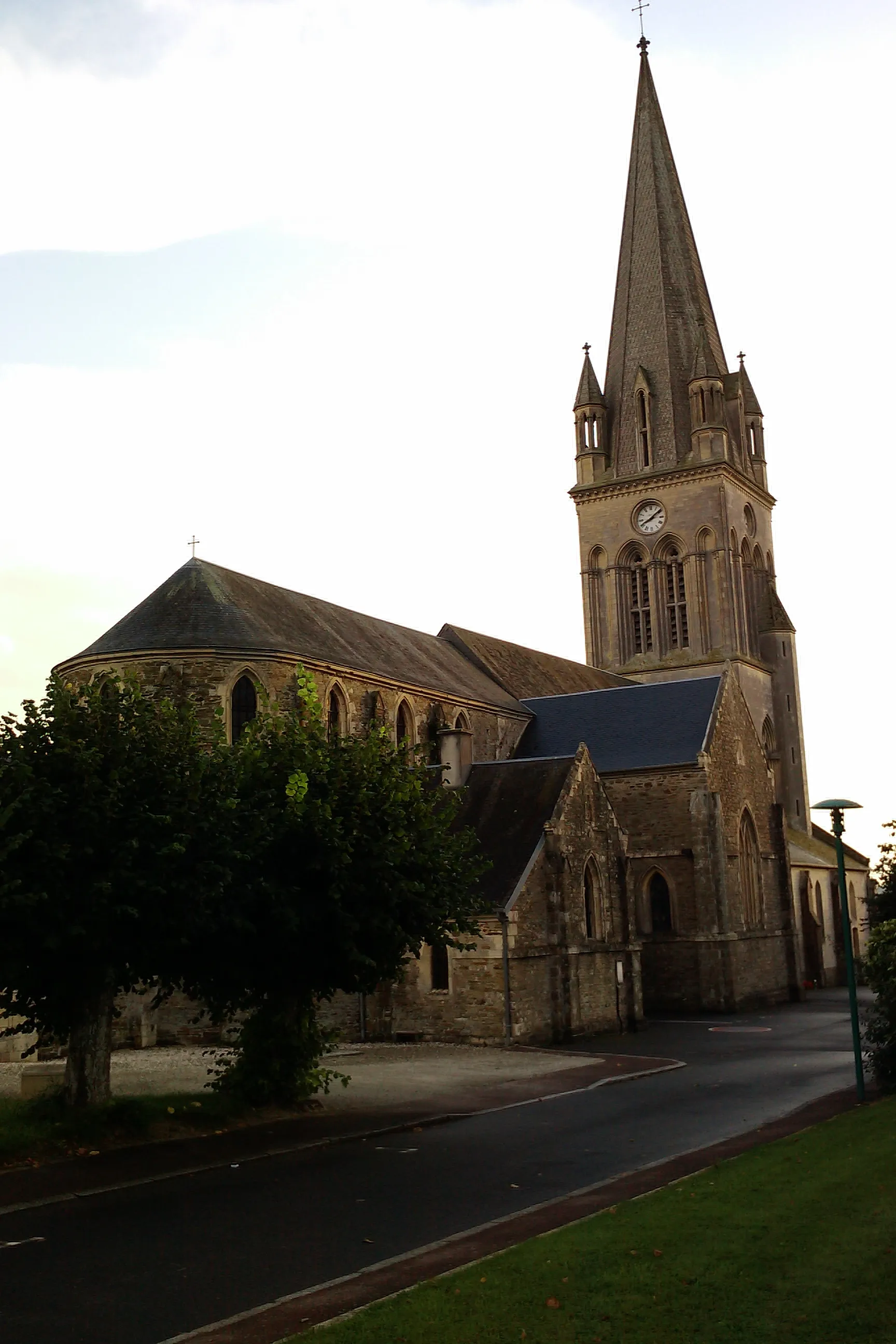 Photo showing: église néo-gothique de fr:Marigny (Manche)