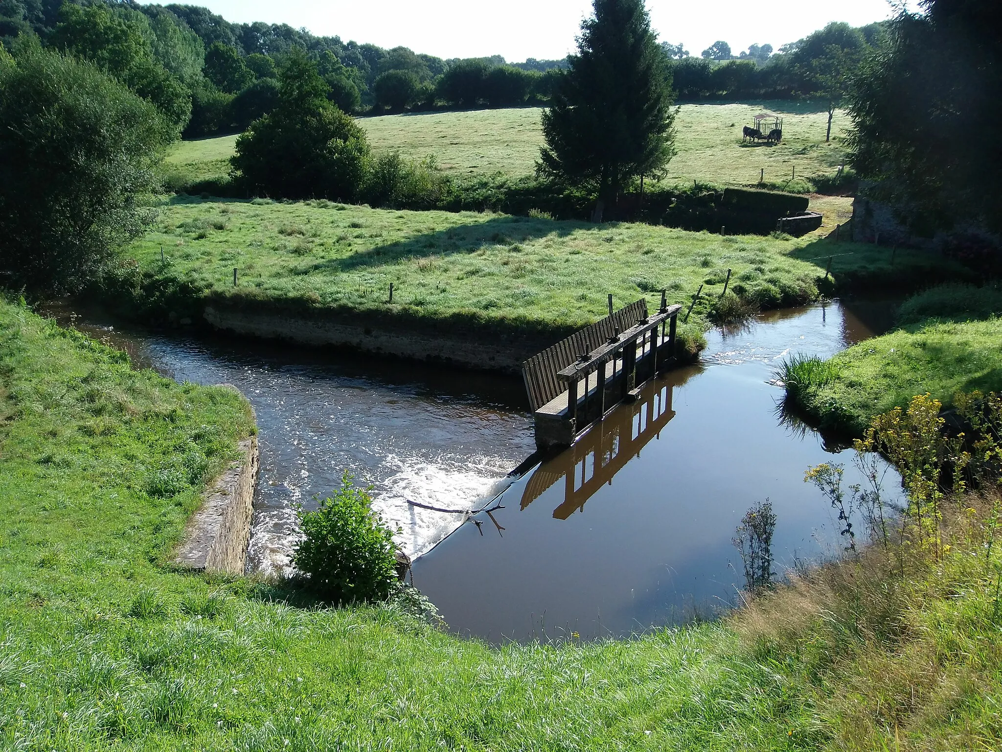 Photo showing: Petit barrage sur l'Airon, près du tripoint.