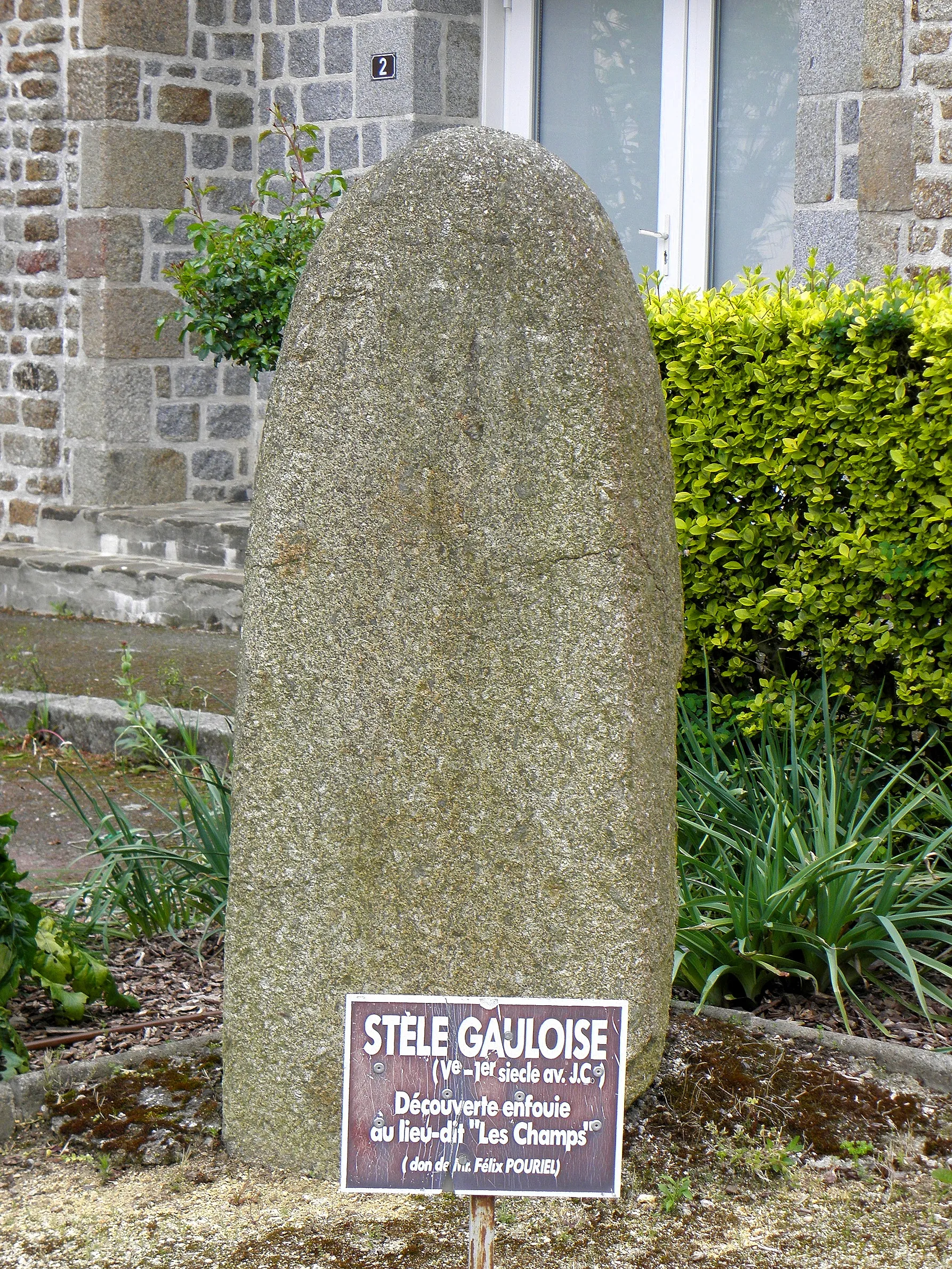 Photo showing: Stèle gauloise, place de l'église à Landivy (53).