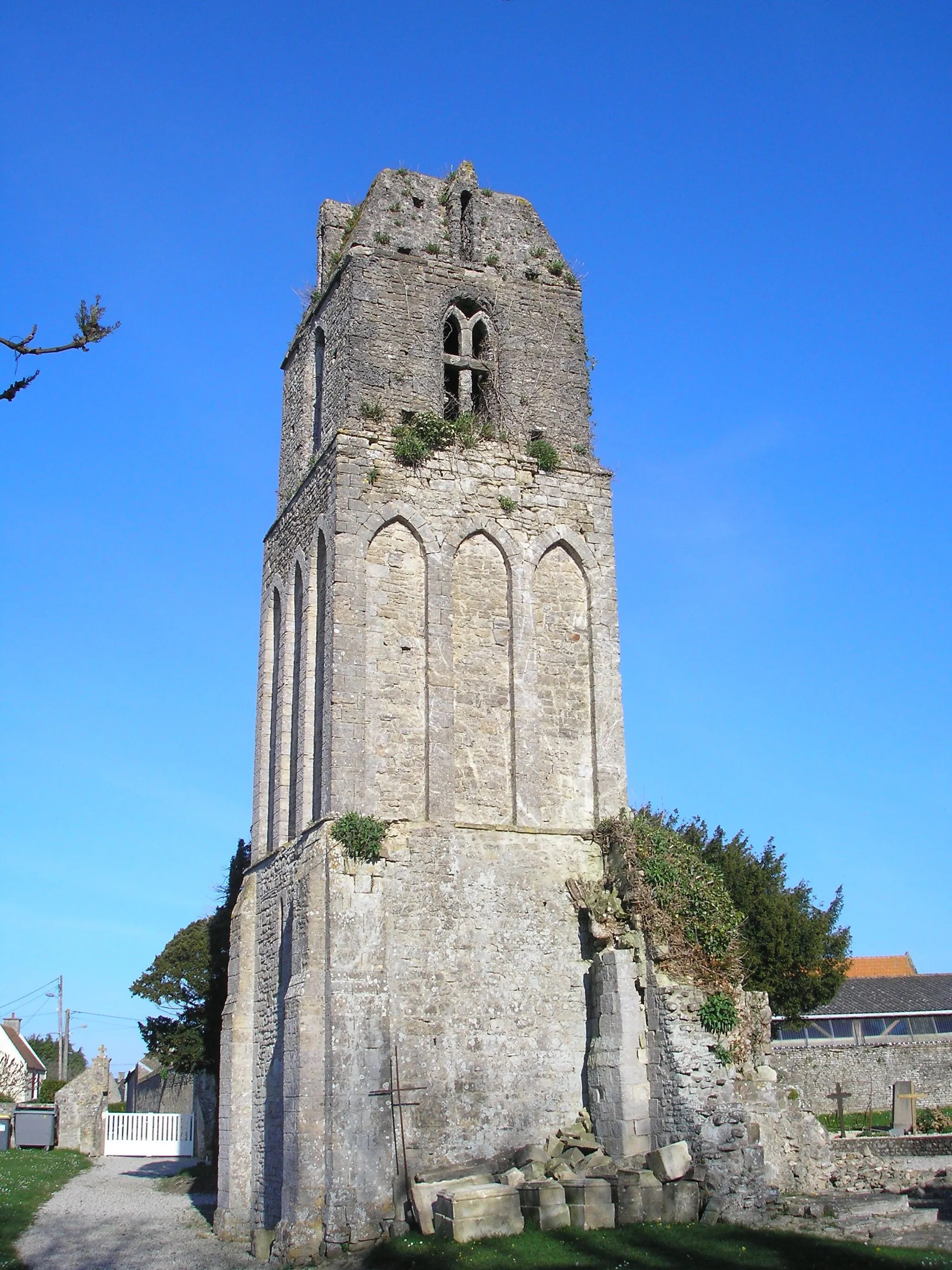 Photo showing: Longues-sur-Mer (Normandie, France). Clocher en ruine de l'église Saint-Pierre de Fontenailles.