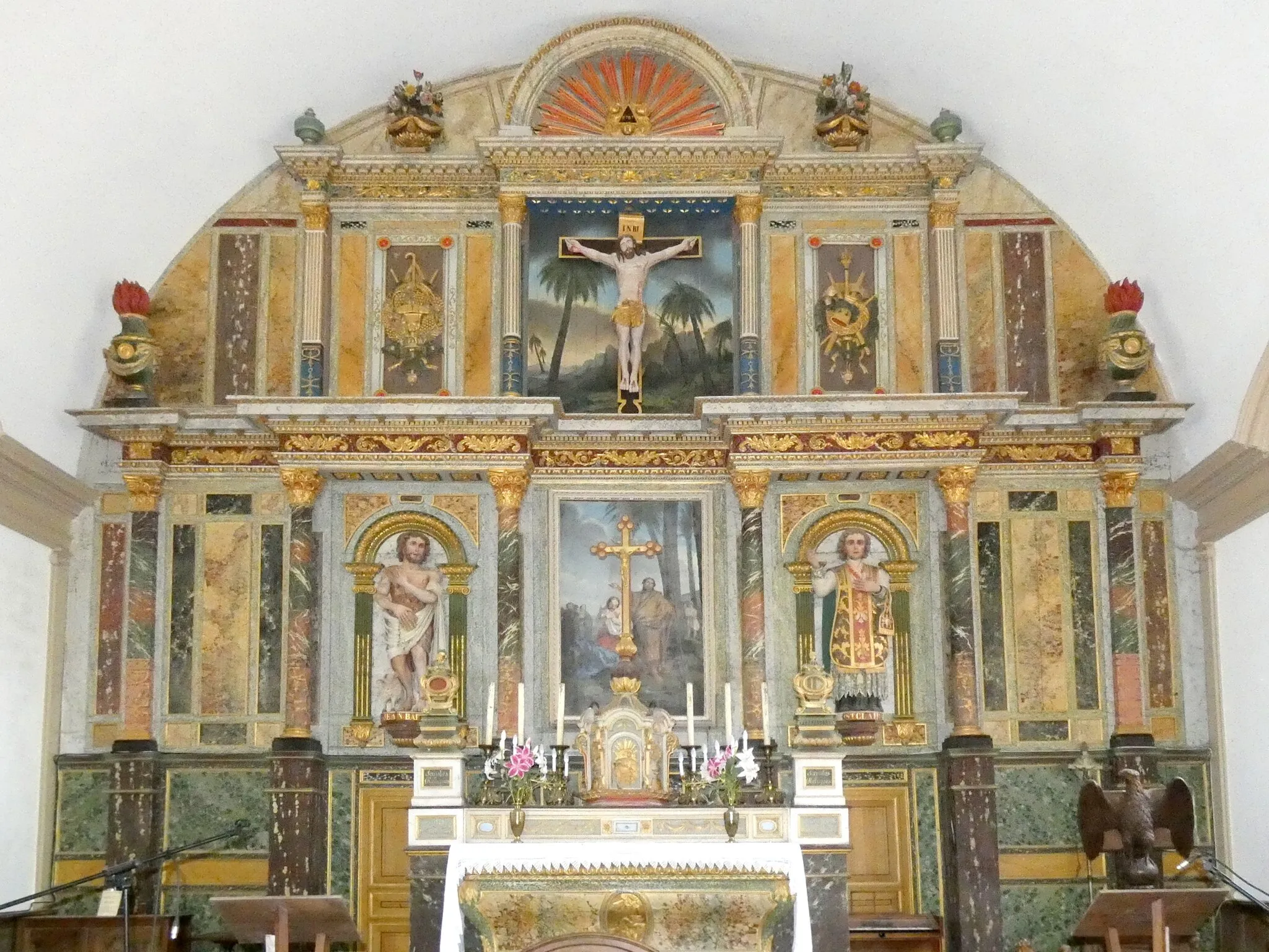 Photo showing: Saint-Jean-des-Bois (Normandie, France). Le maitre-autel et retable de l'église Saint-Jean, classé à titre d'objet monument historique.