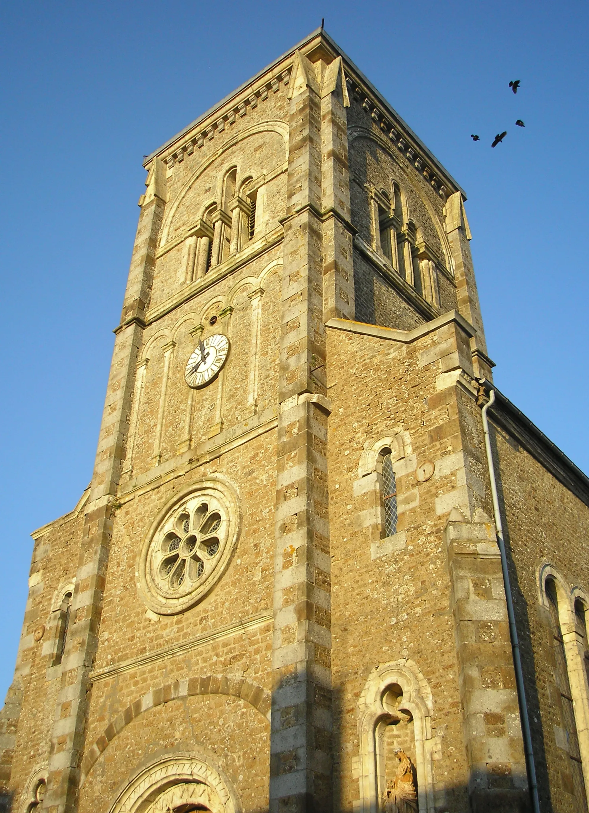 Photo showing: Saint-Cornier-des-Landes (Normandie, France). Le clocher de l'église.