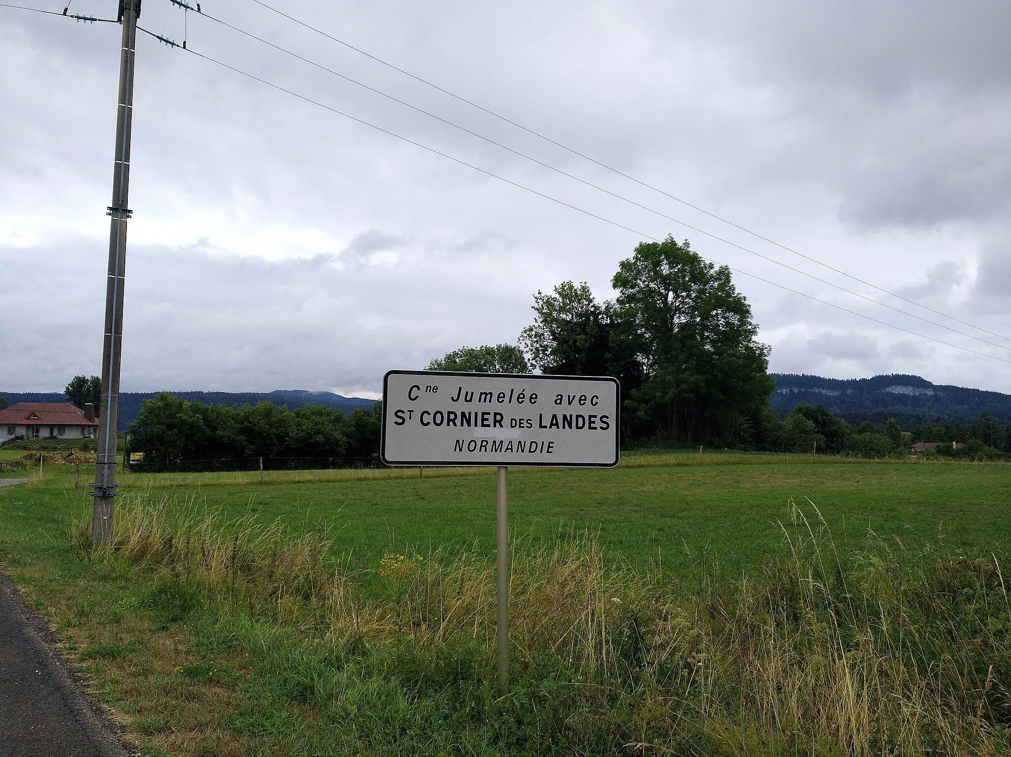 Photo showing: Panneau indiquant le jumelage avec Saint-Cornier-des-Landes, à Viry (Jura, France).