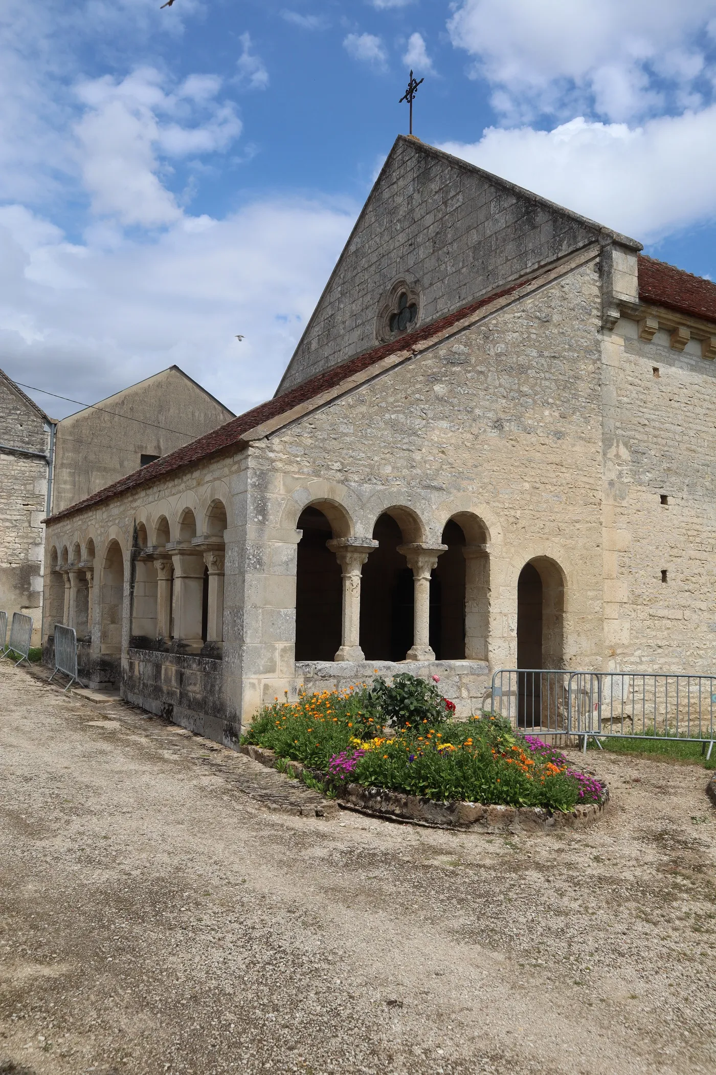 Photo showing: Extérieur de l'église Saint-Pierre d'Escolives-Sainte-Camille (89).