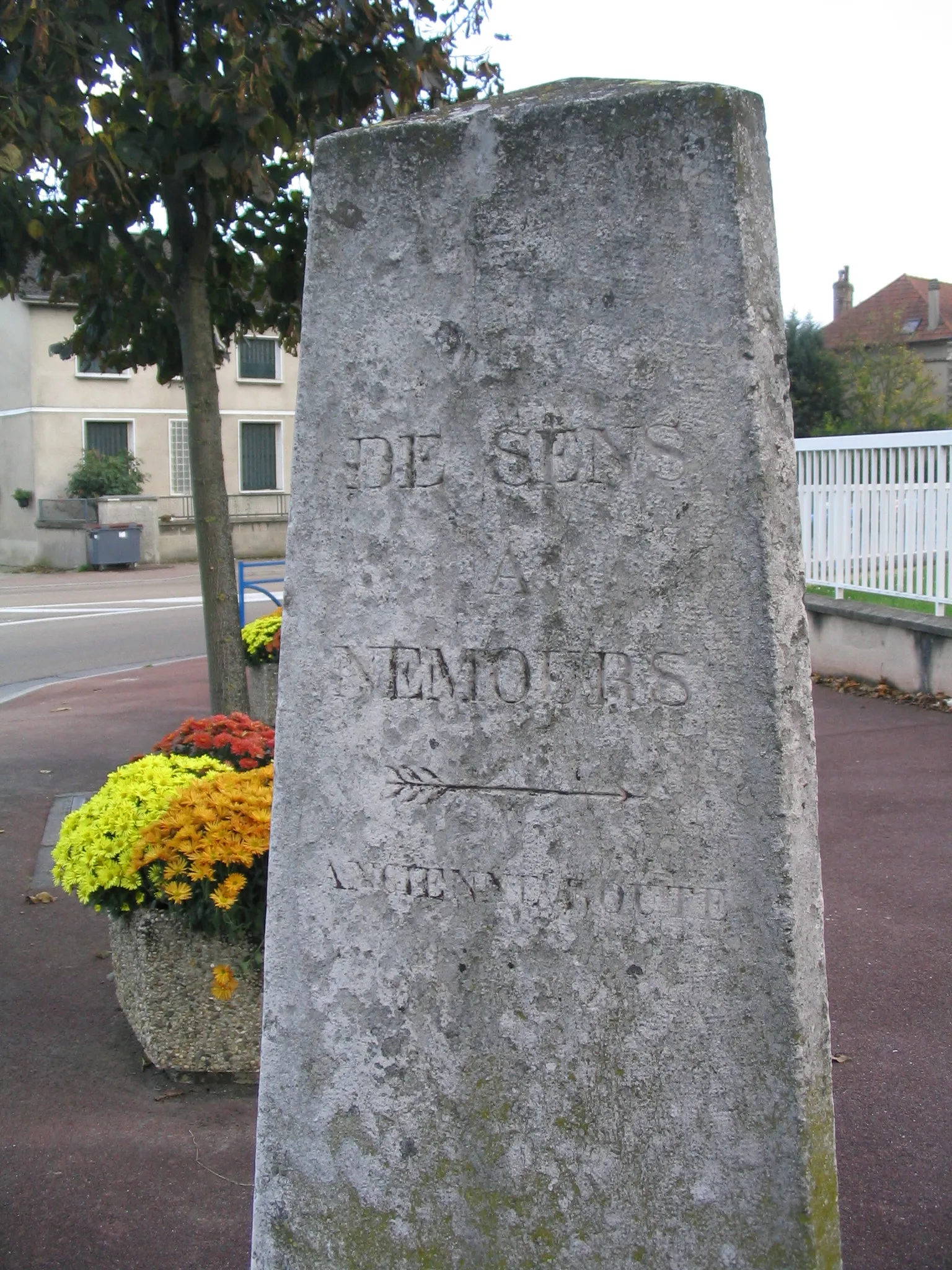Photo showing: Borne placée à l'intersection de la route Nancy-Orléans et Sens-Nemours à Paron.